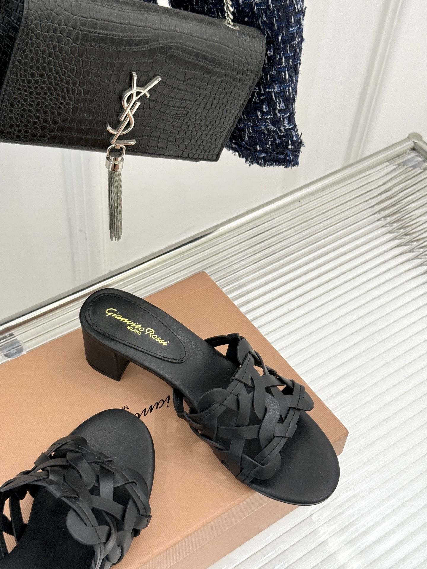 
GianvitoRossi/吉安维托罗西经典
复古绝美编制粗跟平底拖鞋
设计灵感源自夏日海滨的悠然风情