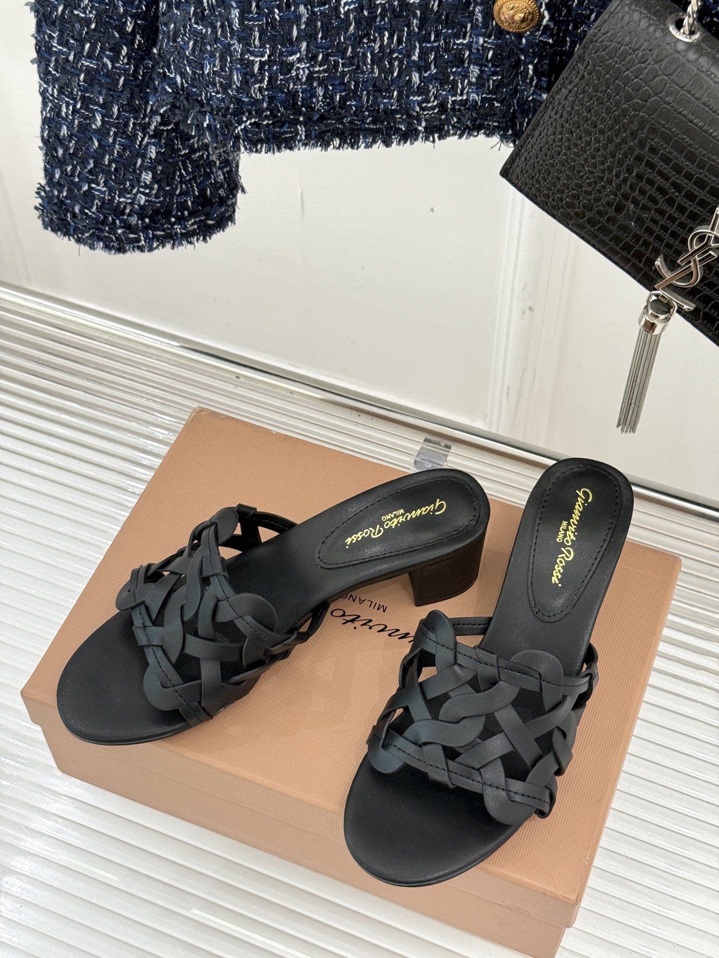
GianvitoRossi/吉安维托罗西经典
复古绝美编制粗跟平底拖鞋
设计灵感源自夏日海滨的悠然风情