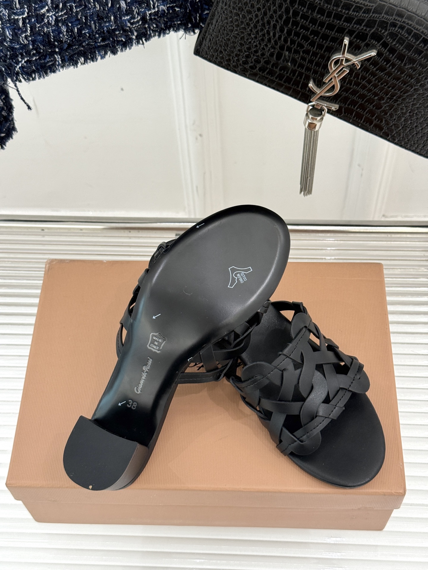 
GianvitoRossi/吉安维托罗西经典
复古绝美编制粗跟平底拖鞋
设计灵感源自夏日海滨的悠然风情
