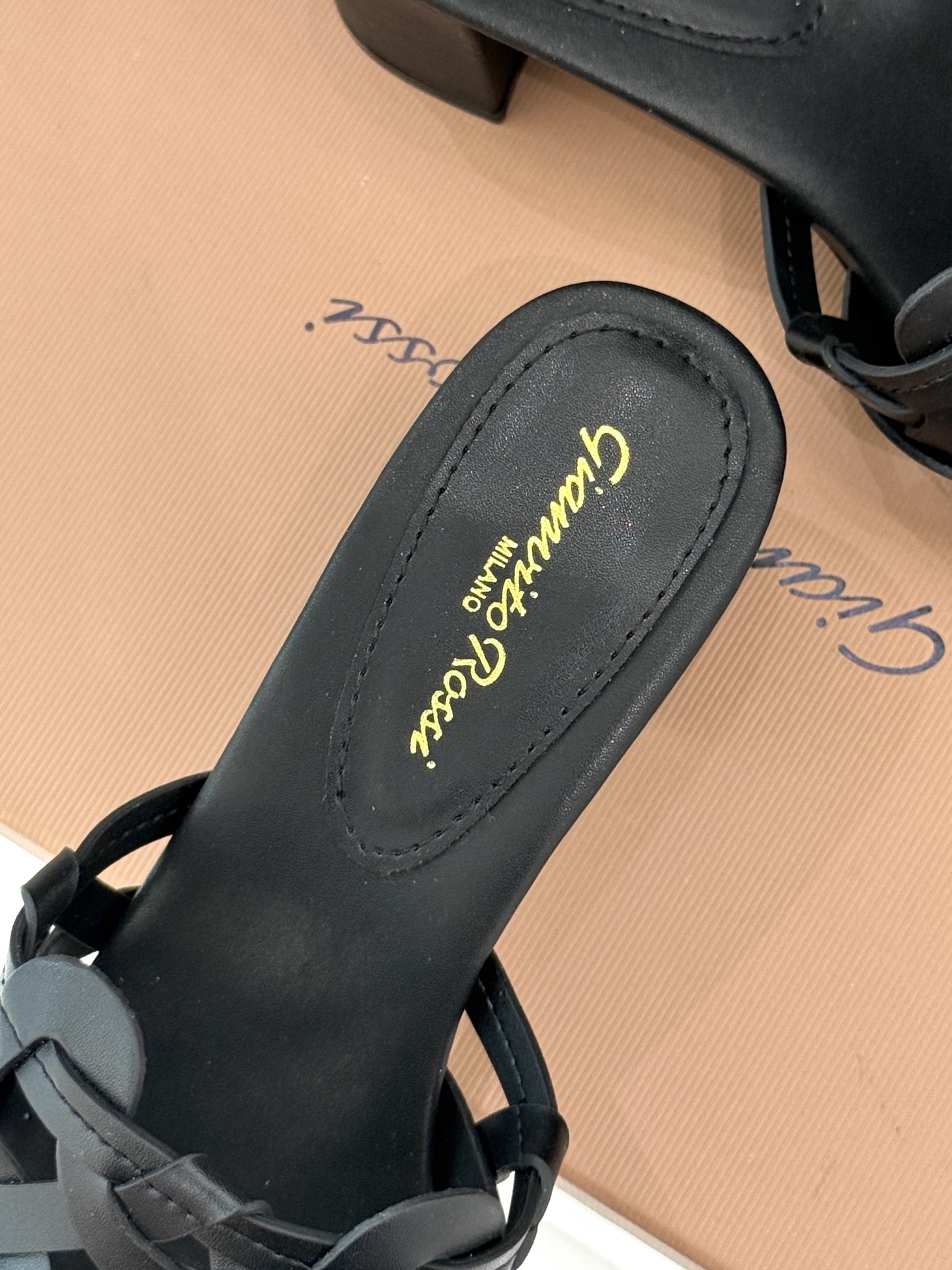 
GianvitoRossi/吉安维托罗西经典
复古绝美编制粗跟平底拖鞋
设计灵感源自夏日海滨的悠然风情