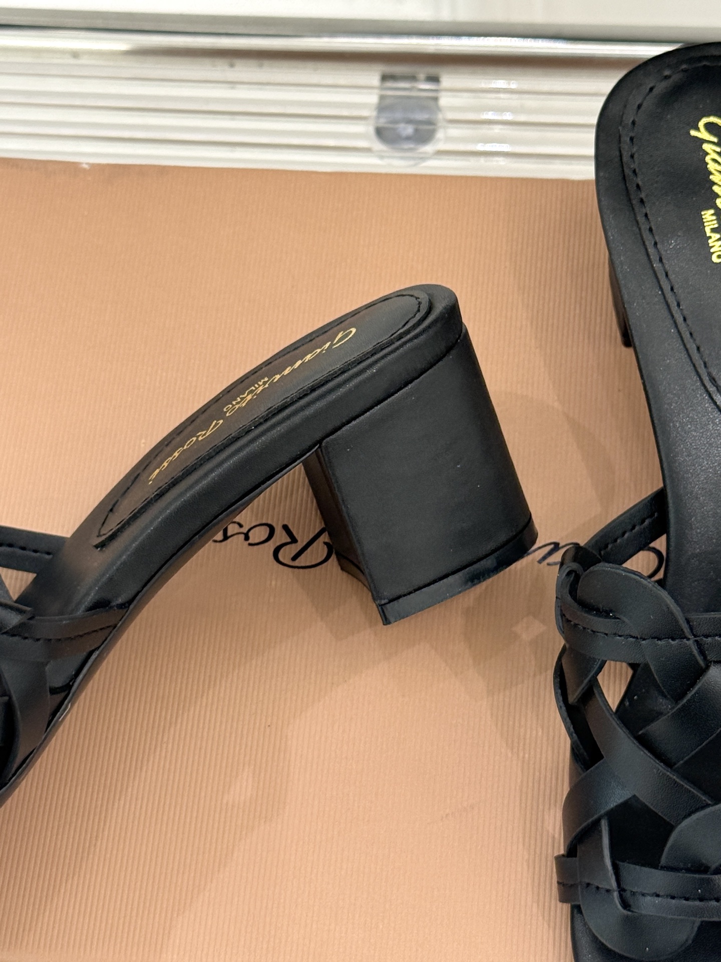 
GianvitoRossi/吉安维托罗西经典
复古绝美编制粗跟平底拖鞋
设计灵感源自夏日海滨的悠然风情