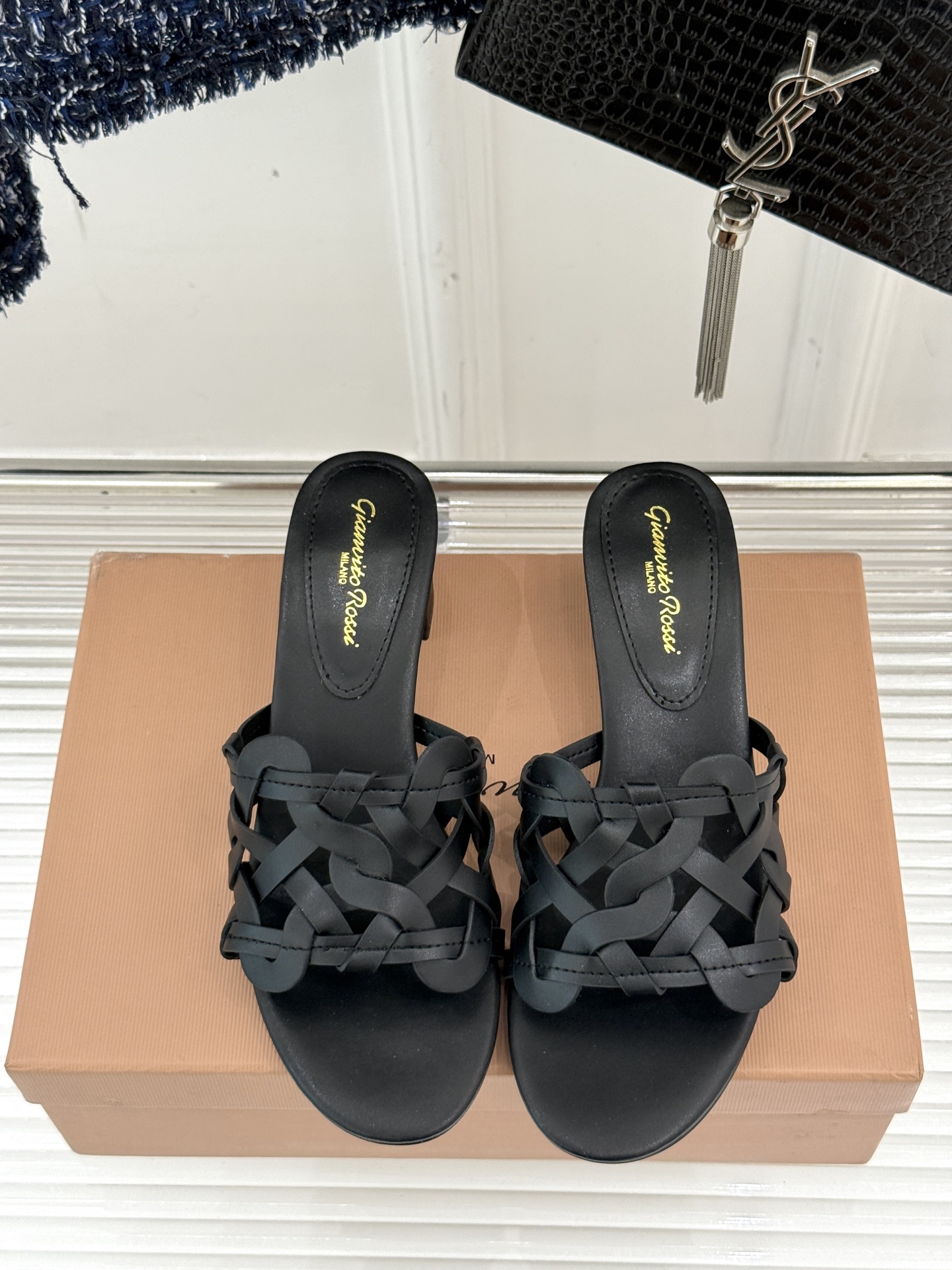 
GianvitoRossi/吉安维托罗西经典
复古绝美编制粗跟平底拖鞋
设计灵感源自夏日海滨的悠然风情