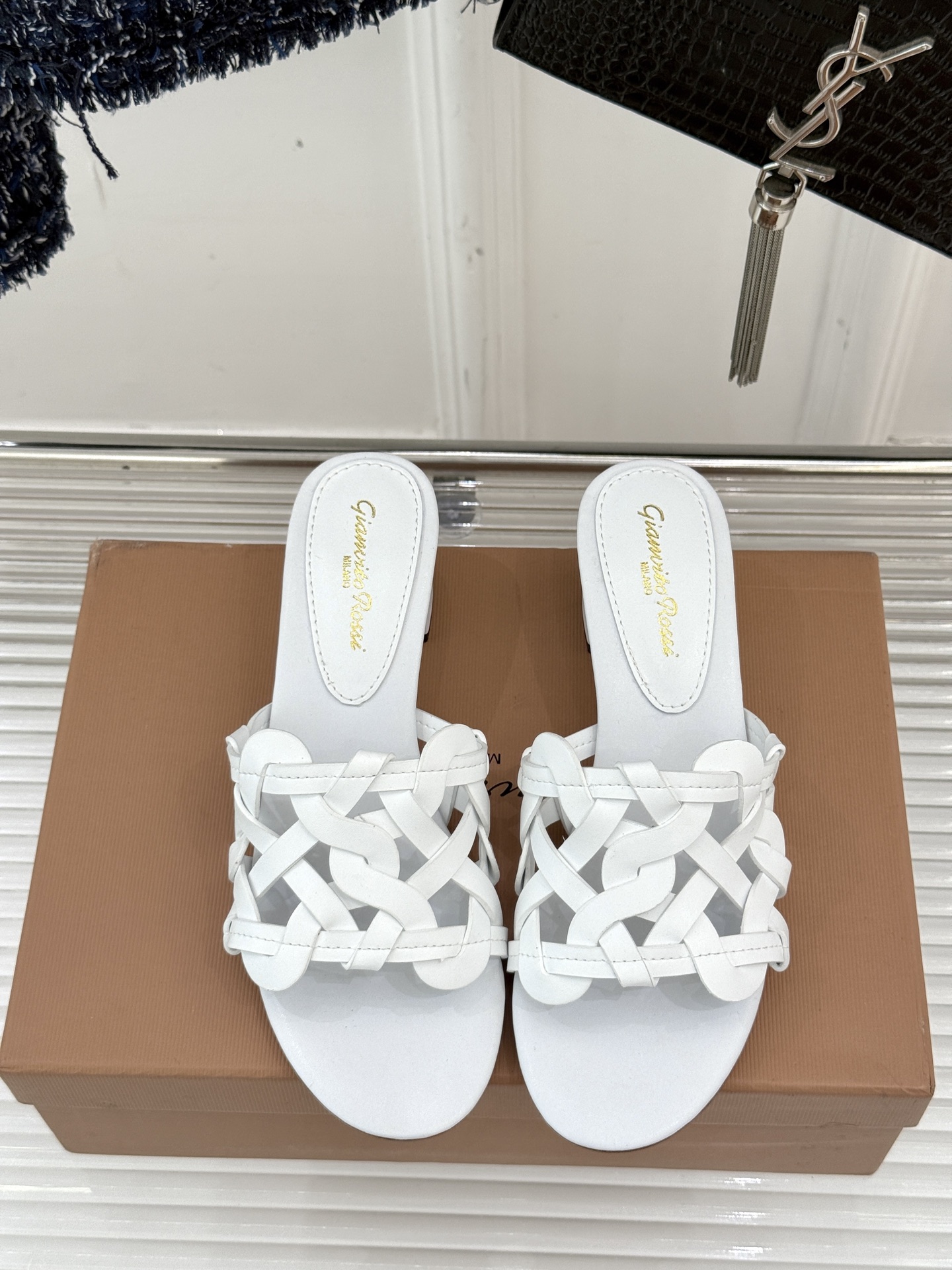 
GianvitoRossi/吉安维托罗西经典
复古绝美编制粗跟平底拖鞋
设计灵感源自夏日海滨的悠然风情
