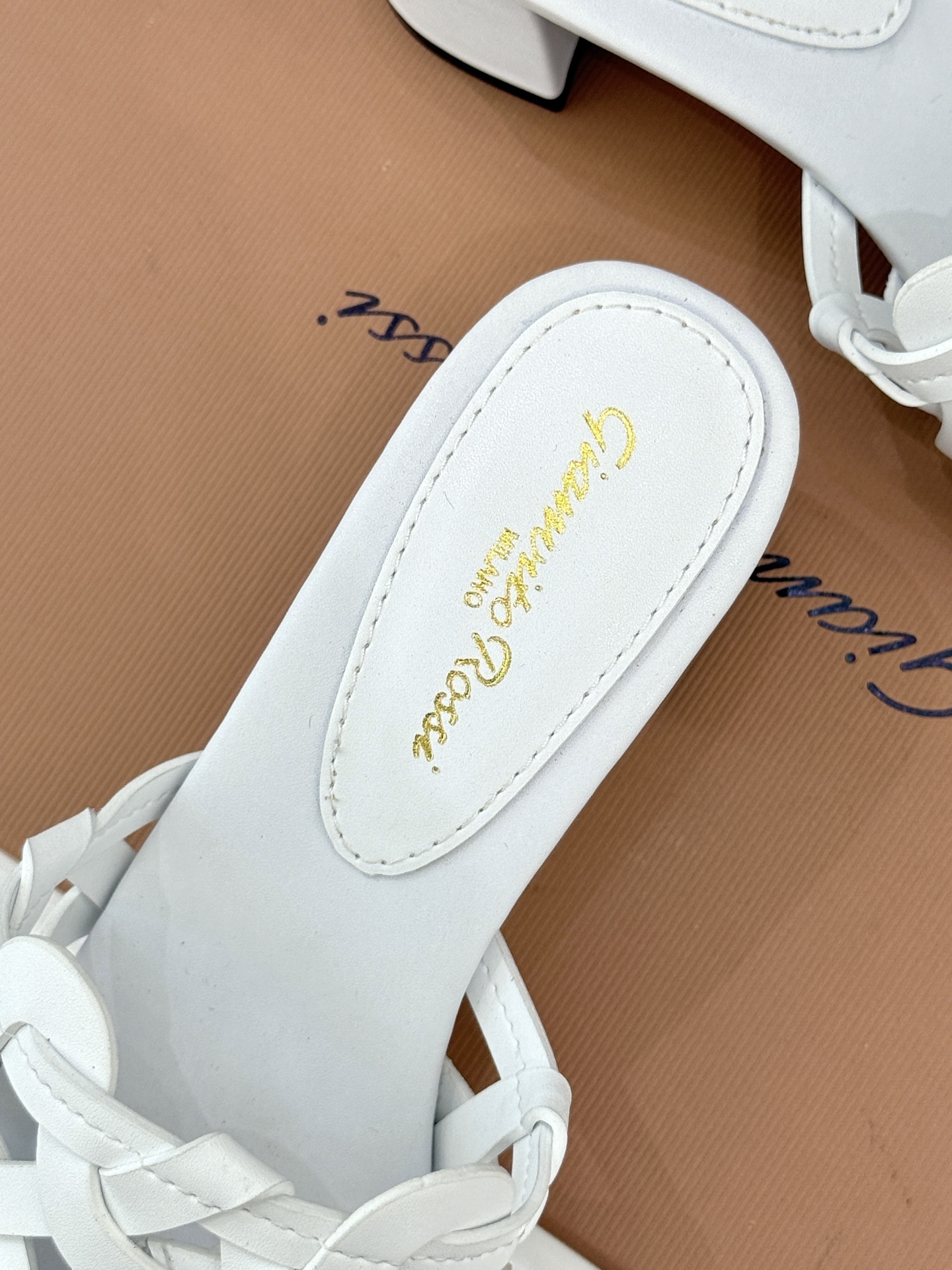 
GianvitoRossi/吉安维托罗西经典
复古绝美编制粗跟平底拖鞋
设计灵感源自夏日海滨的悠然风情