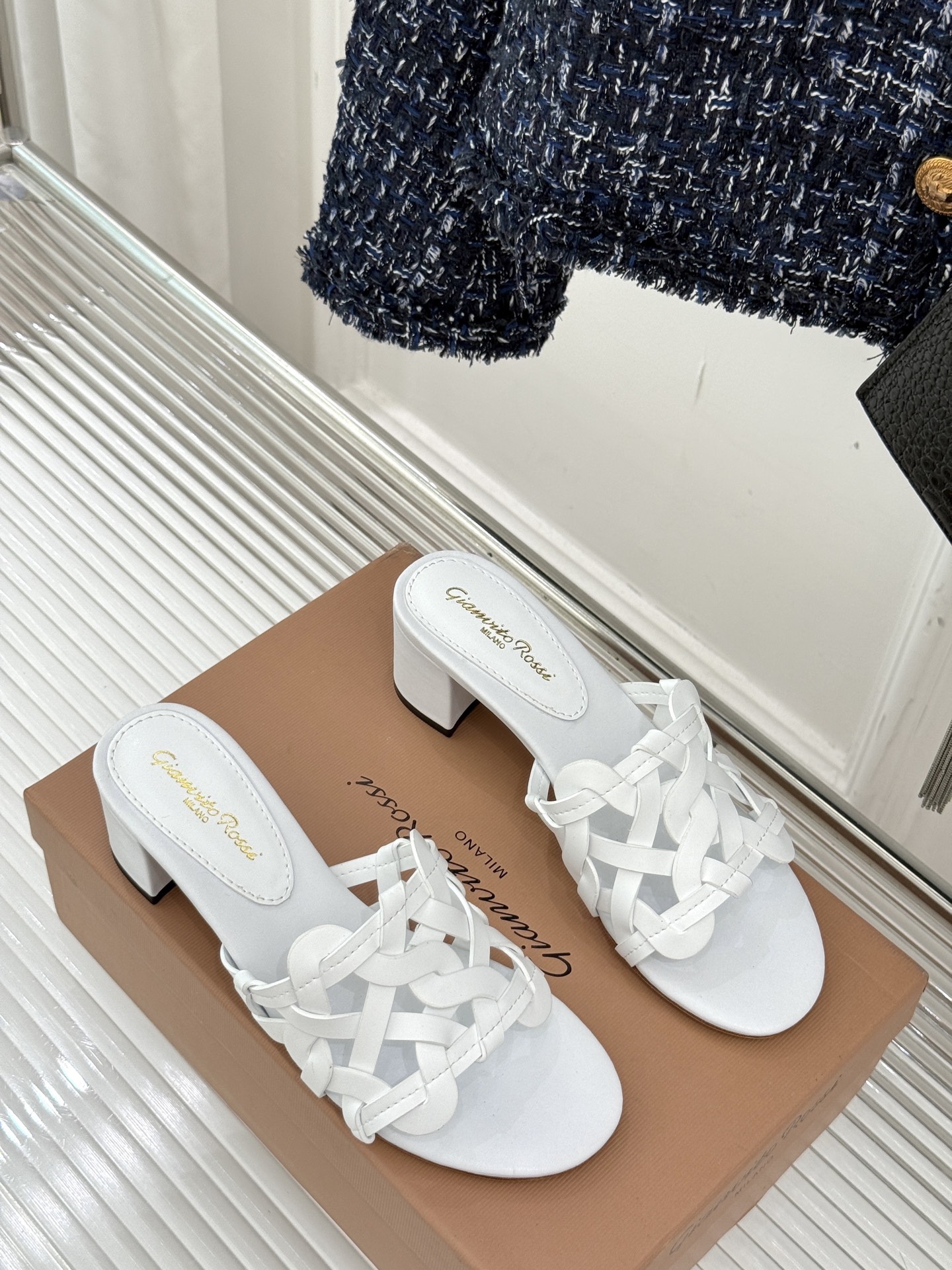 
GianvitoRossi/吉安维托罗西经典
复古绝美编制粗跟平底拖鞋
设计灵感源自夏日海滨的悠然风情