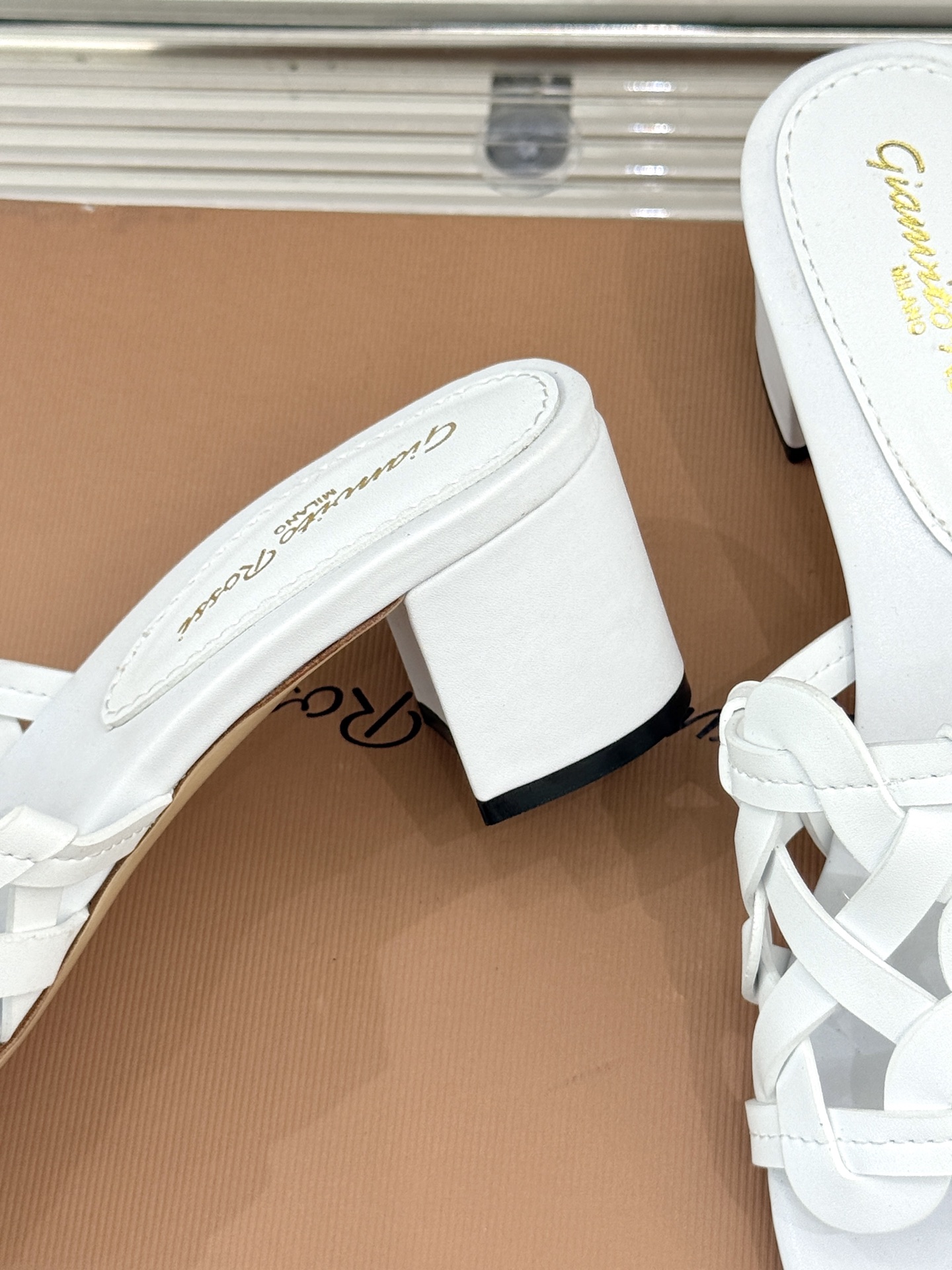 
GianvitoRossi/吉安维托罗西经典
复古绝美编制粗跟平底拖鞋
设计灵感源自夏日海滨的悠然风情