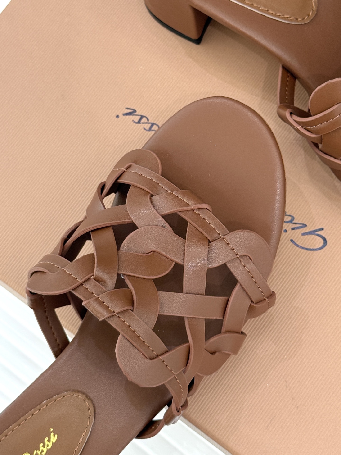 
GianvitoRossi/吉安维托罗西经典
复古绝美编制粗跟平底拖鞋
设计灵感源自夏日海滨的悠然风情