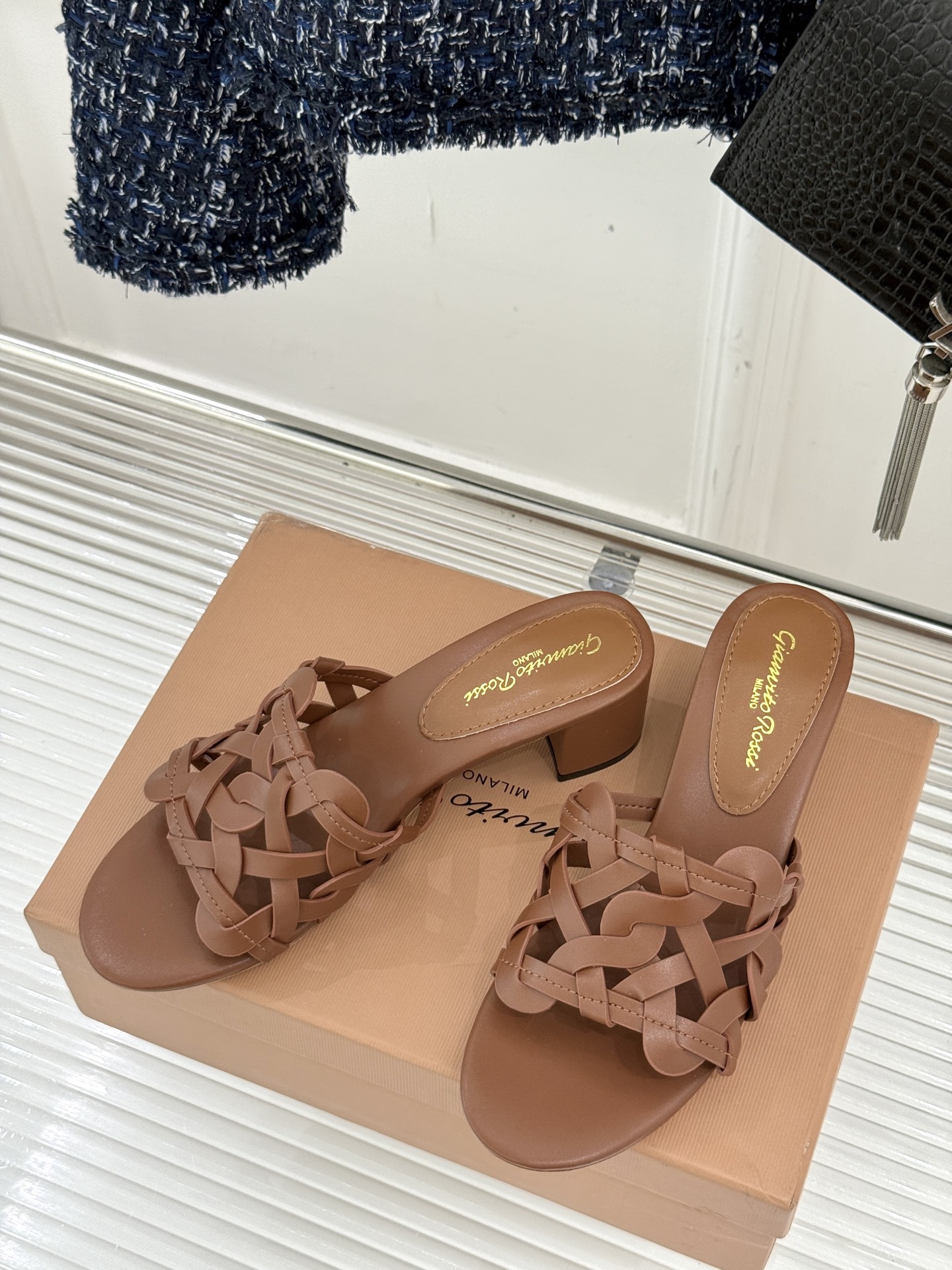
GianvitoRossi/吉安维托罗西经典
复古绝美编制粗跟平底拖鞋
设计灵感源自夏日海滨的悠然风情