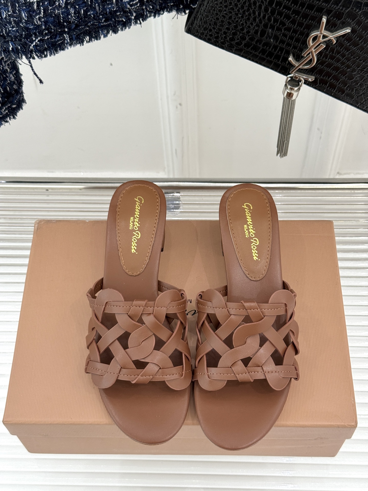 
GianvitoRossi/吉安维托罗西经典
复古绝美编制粗跟平底拖鞋
设计灵感源自夏日海滨的悠然风情