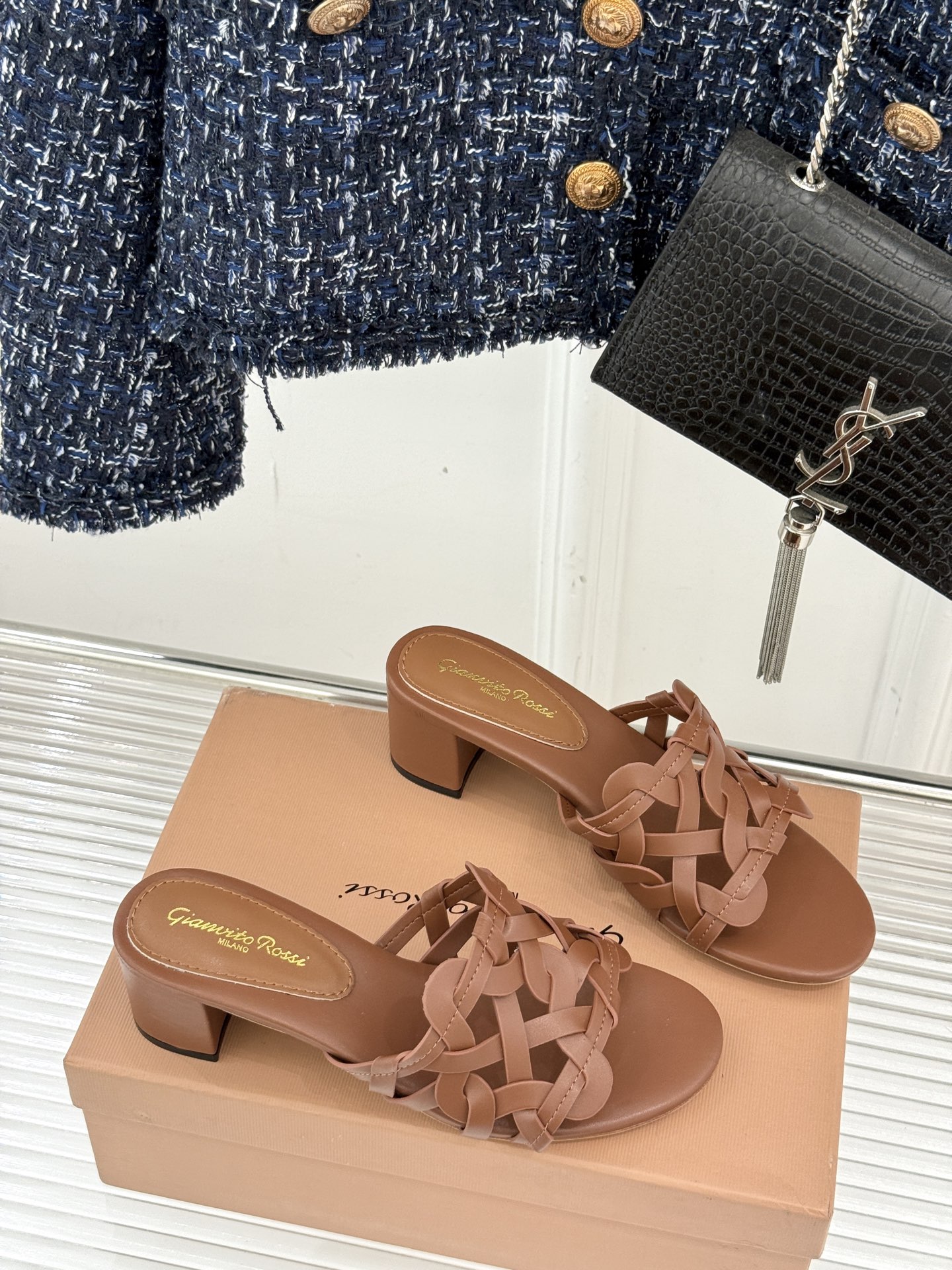 
GianvitoRossi/吉安维托罗西经典
复古绝美编制粗跟平底拖鞋
设计灵感源自夏日海滨的悠然风情