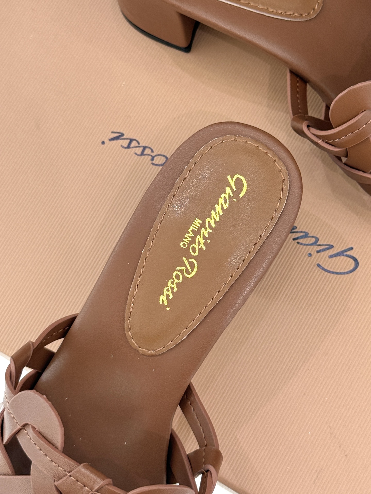 
GianvitoRossi/吉安维托罗西经典
复古绝美编制粗跟平底拖鞋
设计灵感源自夏日海滨的悠然风情