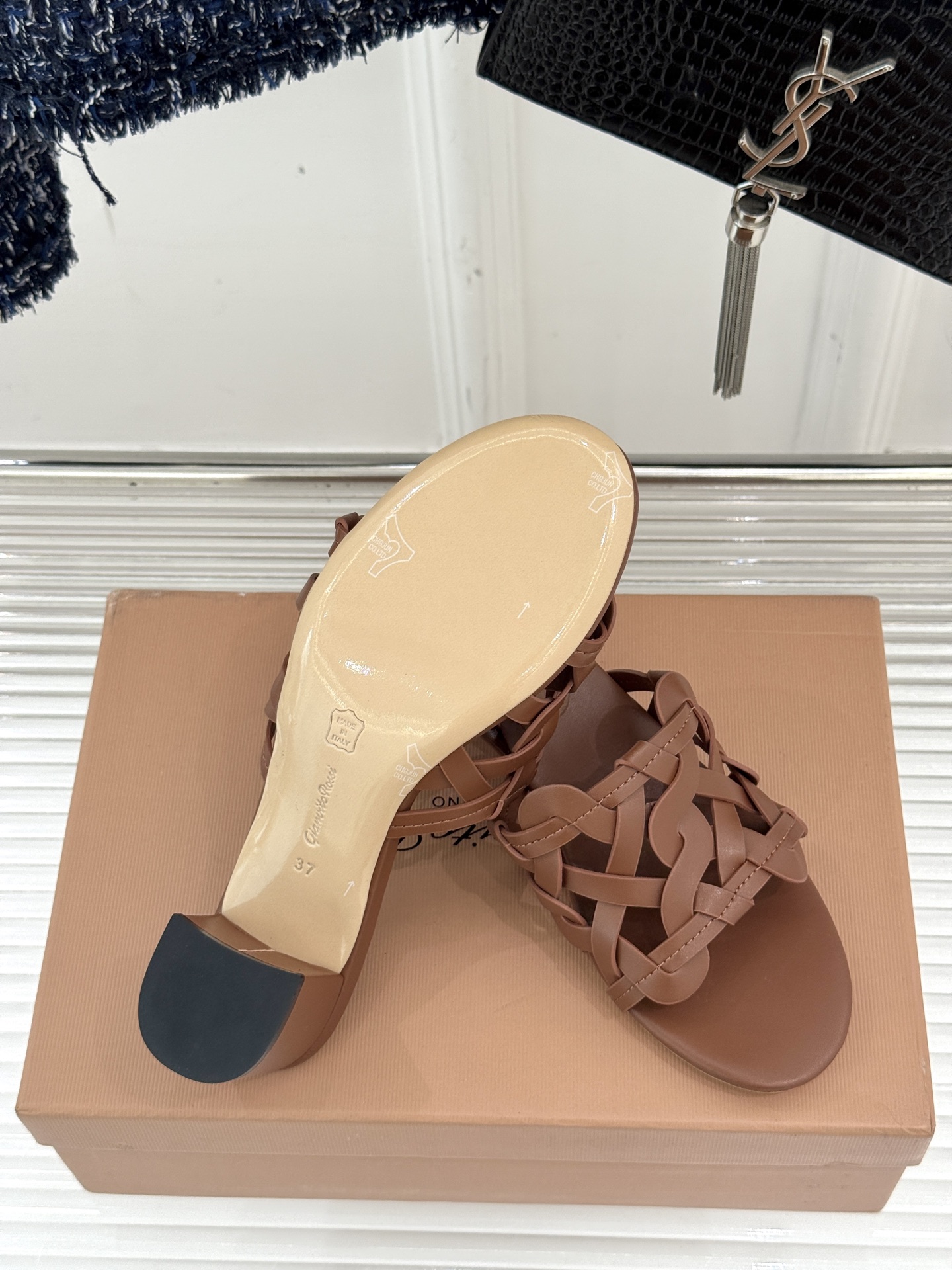
GianvitoRossi/吉安维托罗西经典
复古绝美编制粗跟平底拖鞋
设计灵感源自夏日海滨的悠然风情