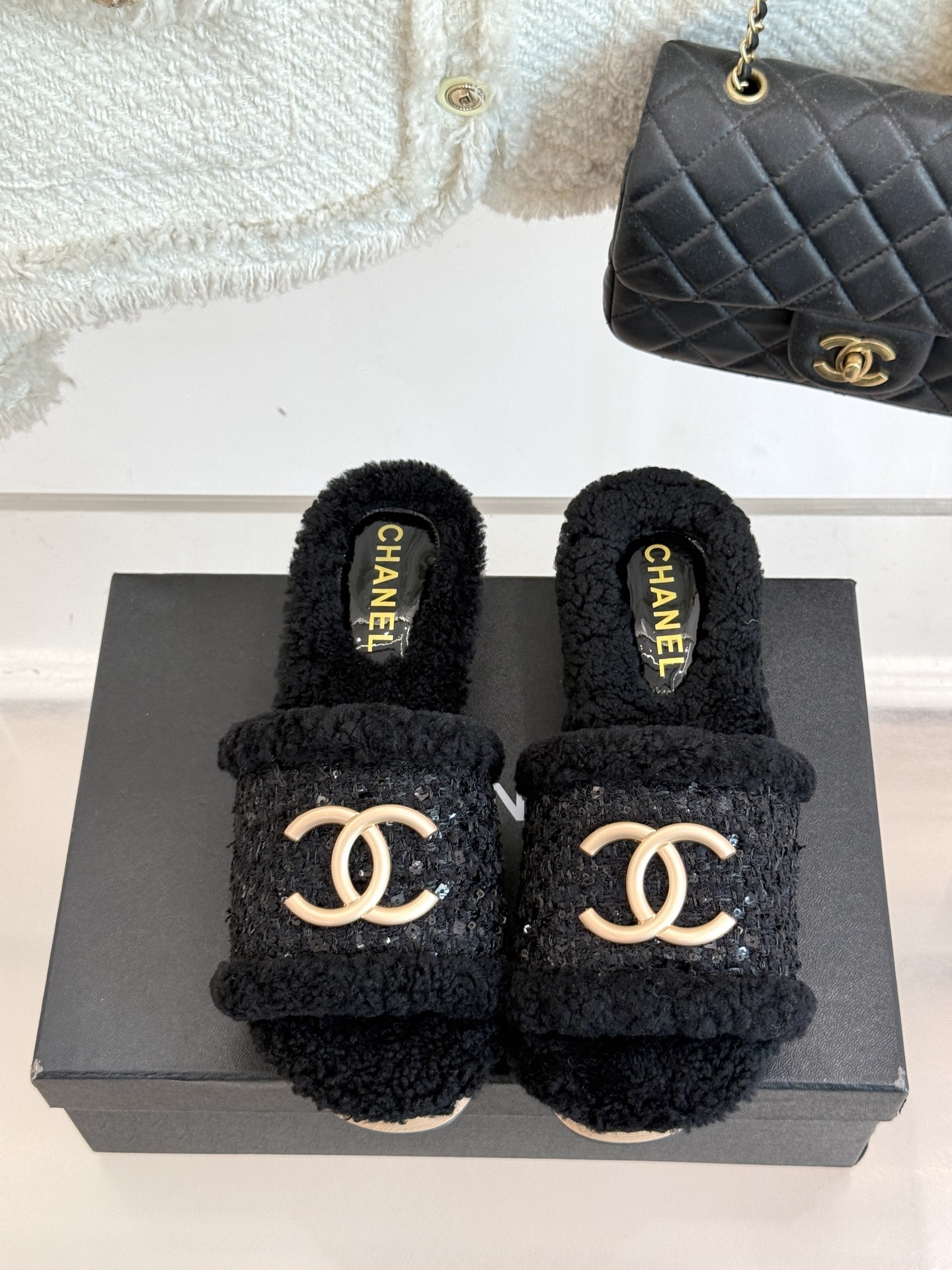 CHANE* |小香经典秋冬大双C实木底
厚底毛拖
标志性的金属双C logo闪耀夺目
自带贵气,为拖