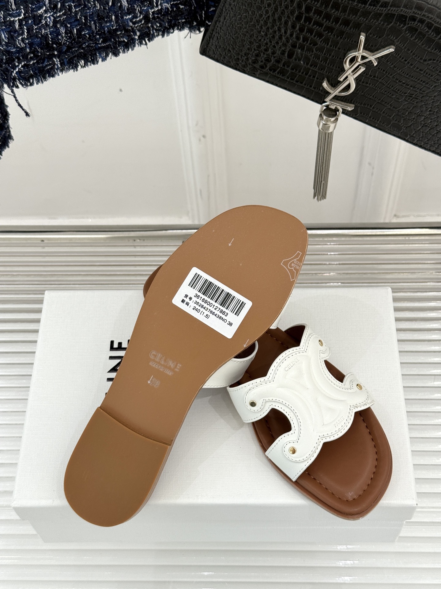 
Celine/赛琳经典凯旋门平底拖鞋
好穿又出片的度假风凉拖🏖️
满满的法式浪漫风情
话说H拖遍地都是