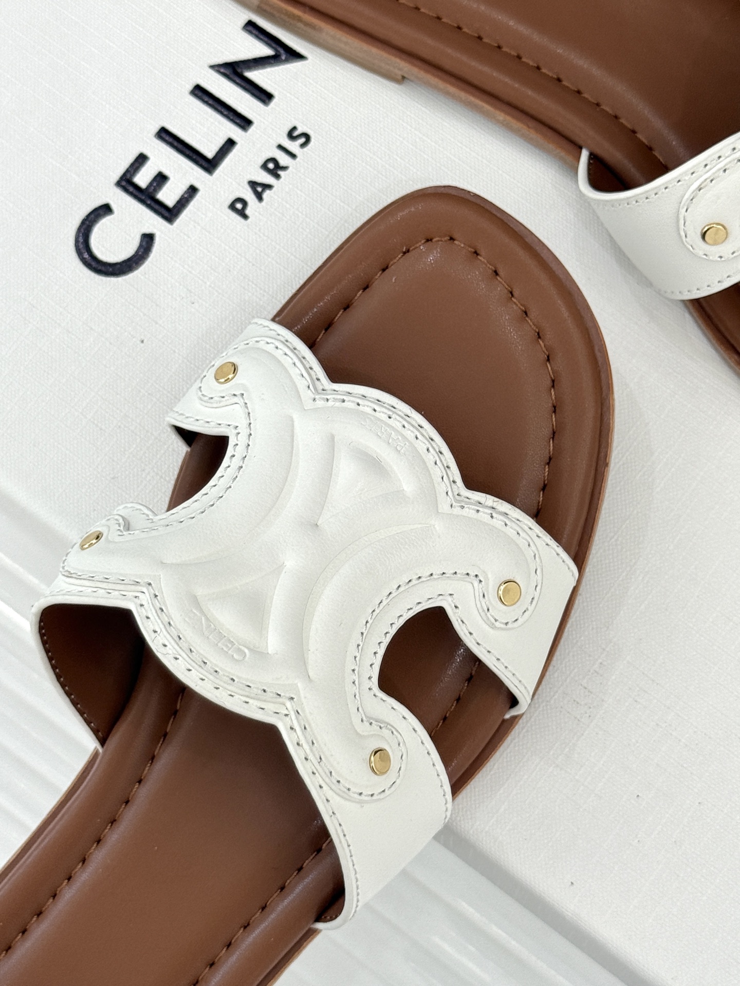 
Celine/赛琳经典凯旋门平底拖鞋
好穿又出片的度假风凉拖🏖️
满满的法式浪漫风情
话说H拖遍地都是
