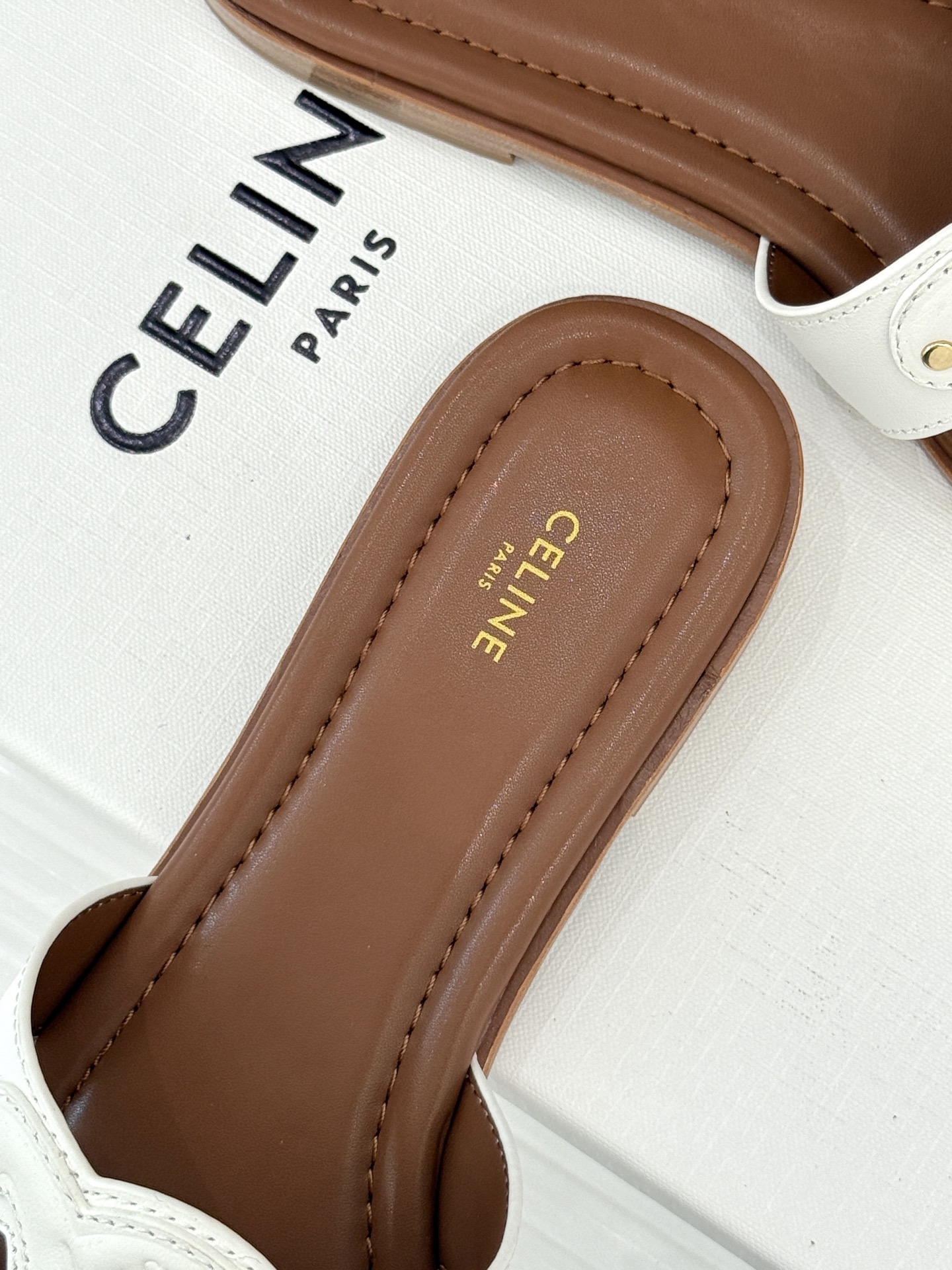 
Celine/赛琳经典凯旋门平底拖鞋
好穿又出片的度假风凉拖🏖️
满满的法式浪漫风情
话说H拖遍地都是