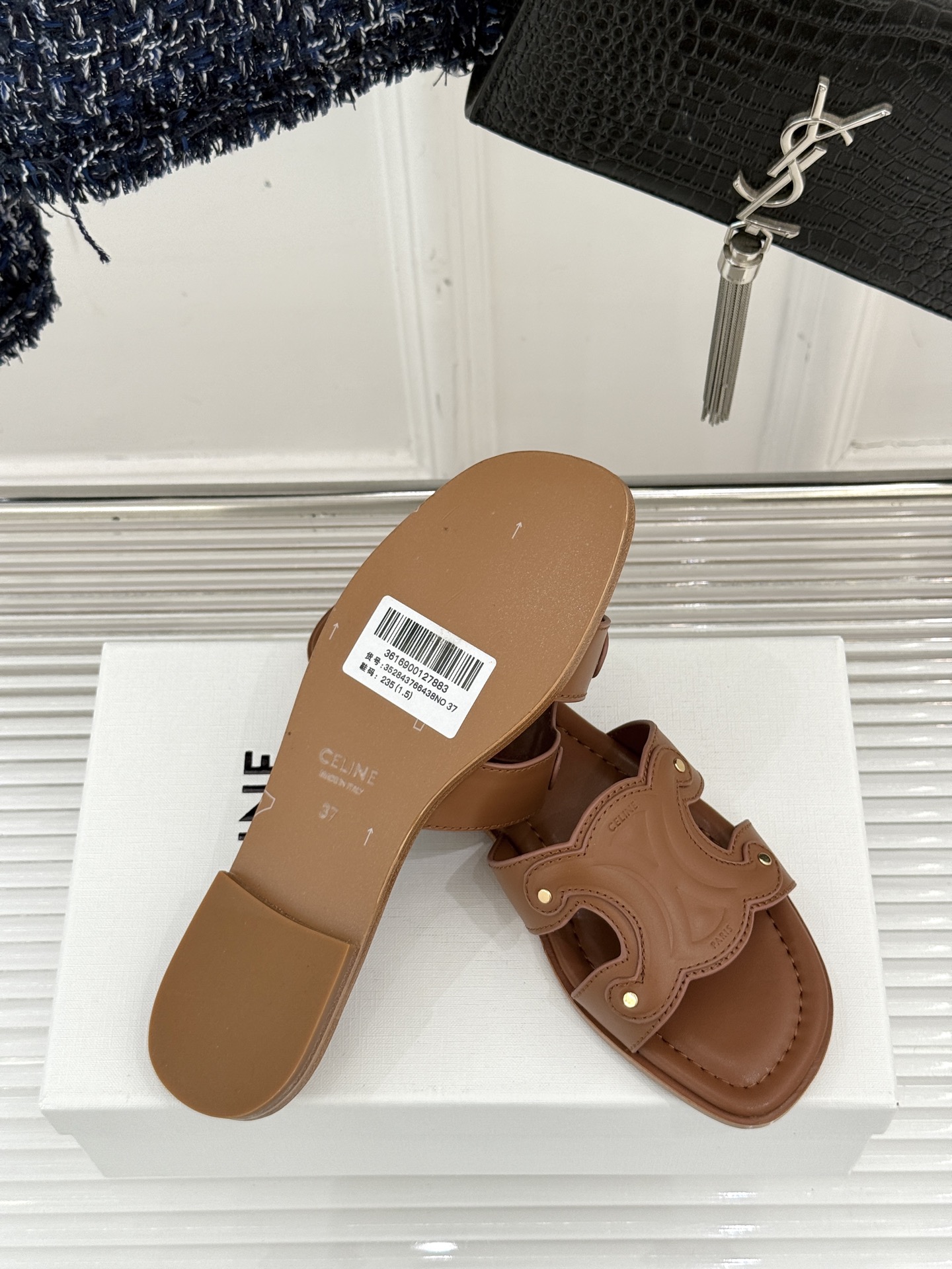 
Celine/赛琳经典凯旋门平底拖鞋
好穿又出片的度假风凉拖🏖️
满满的法式浪漫风情
话说H拖遍地都是