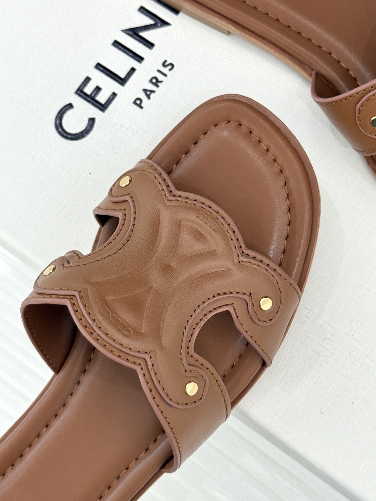 
Celine/赛琳经典凯旋门平底拖鞋
好穿又出片的度假风凉拖🏖️
满满的法式浪漫风情
话说H拖遍地都是