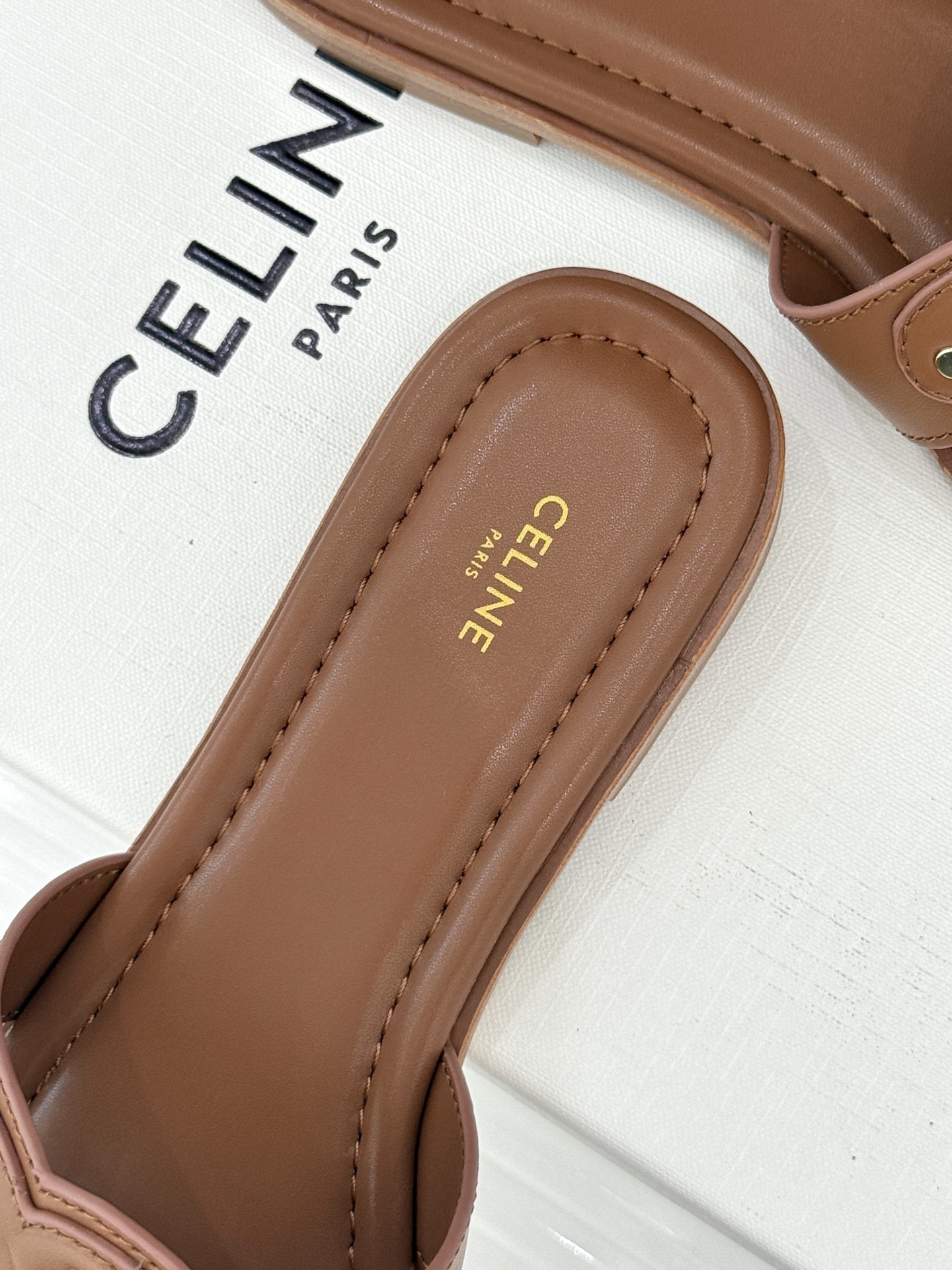 
Celine/赛琳经典凯旋门平底拖鞋
好穿又出片的度假风凉拖🏖️
满满的法式浪漫风情
话说H拖遍地都是