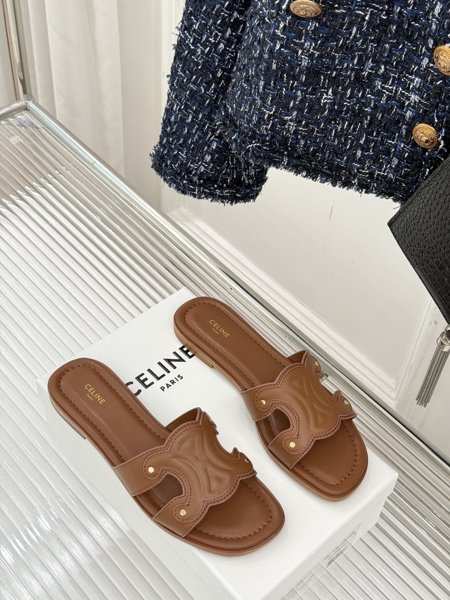 
Celine/赛琳经典凯旋门平底拖鞋
好穿又出片的度假风凉拖🏖️
满满的法式浪漫风情
话说H拖遍地都是