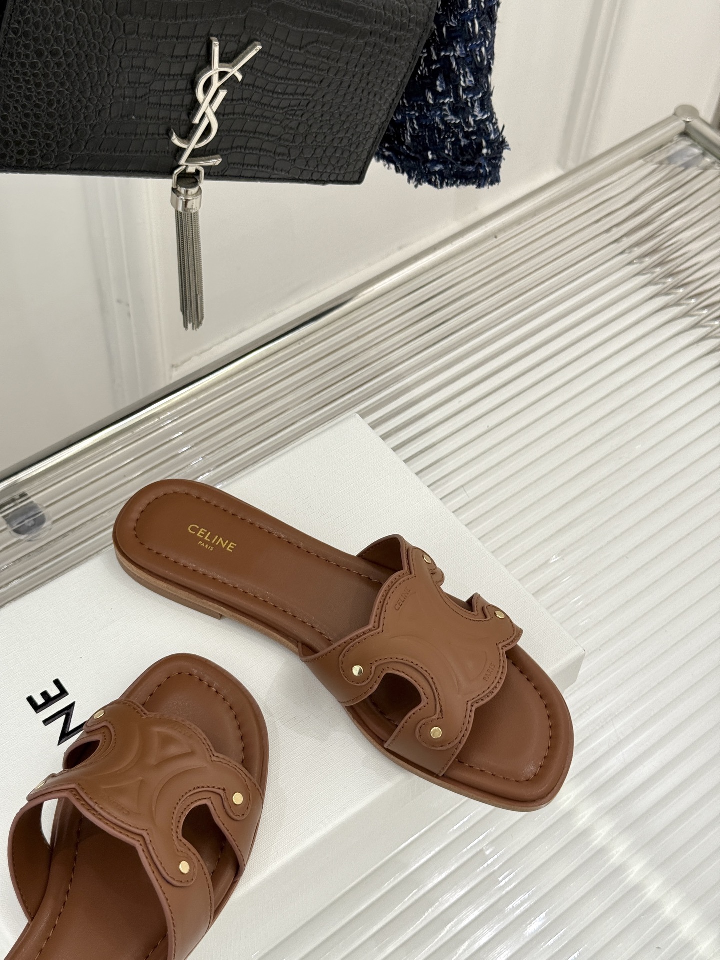 
Celine/赛琳经典凯旋门平底拖鞋
好穿又出片的度假风凉拖🏖️
满满的法式浪漫风情
话说H拖遍地都是