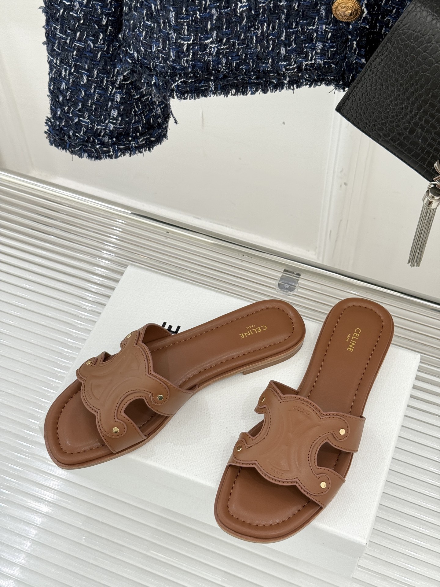
Celine/赛琳经典凯旋门平底拖鞋
好穿又出片的度假风凉拖🏖️
满满的法式浪漫风情
话说H拖遍地都是