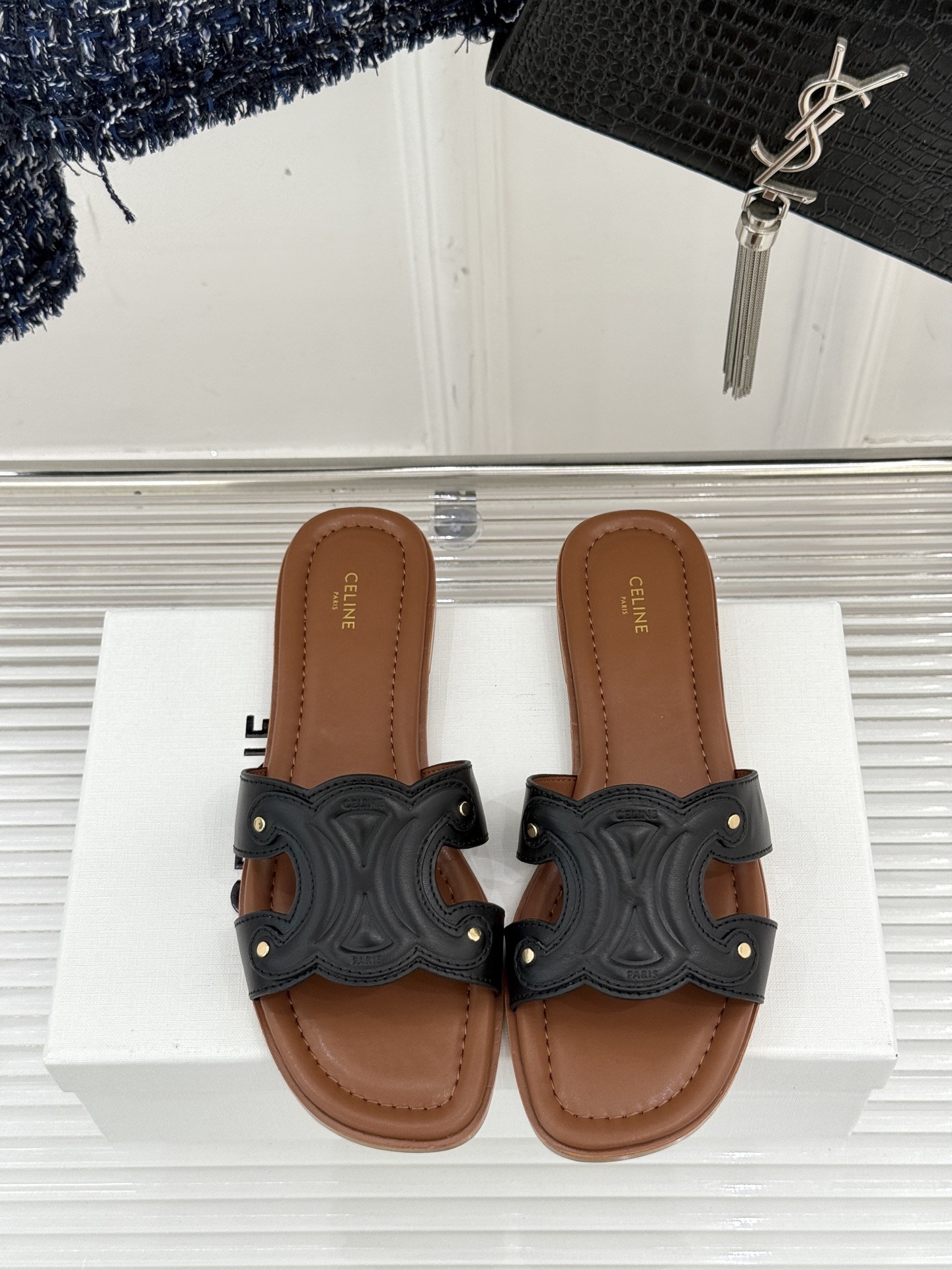 
Celine/赛琳经典凯旋门平底拖鞋
好穿又出片的度假风凉拖🏖️
满满的法式浪漫风情
话说H拖遍地都是