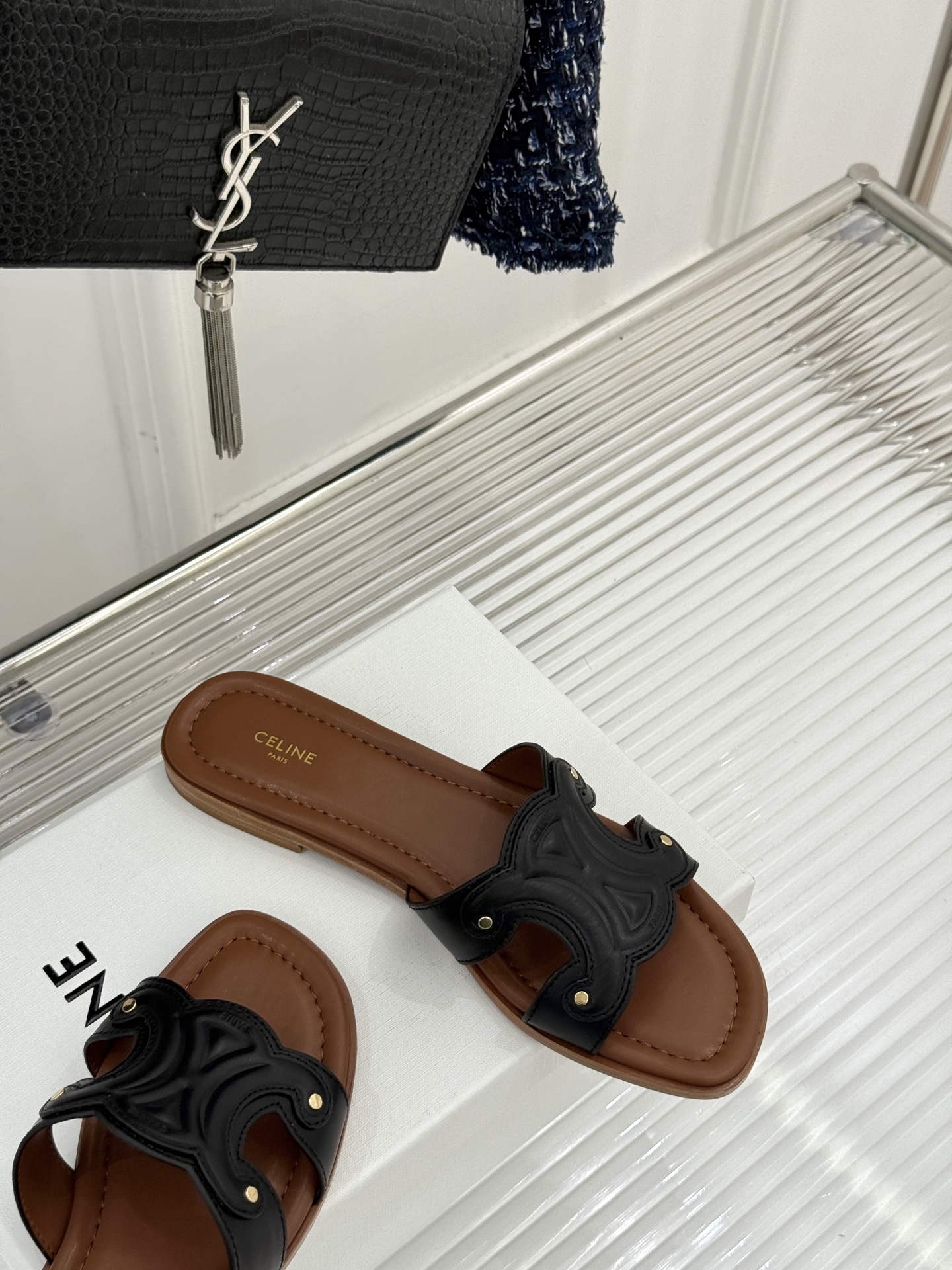 
Celine/赛琳经典凯旋门平底拖鞋
好穿又出片的度假风凉拖🏖️
满满的法式浪漫风情
话说H拖遍地都是