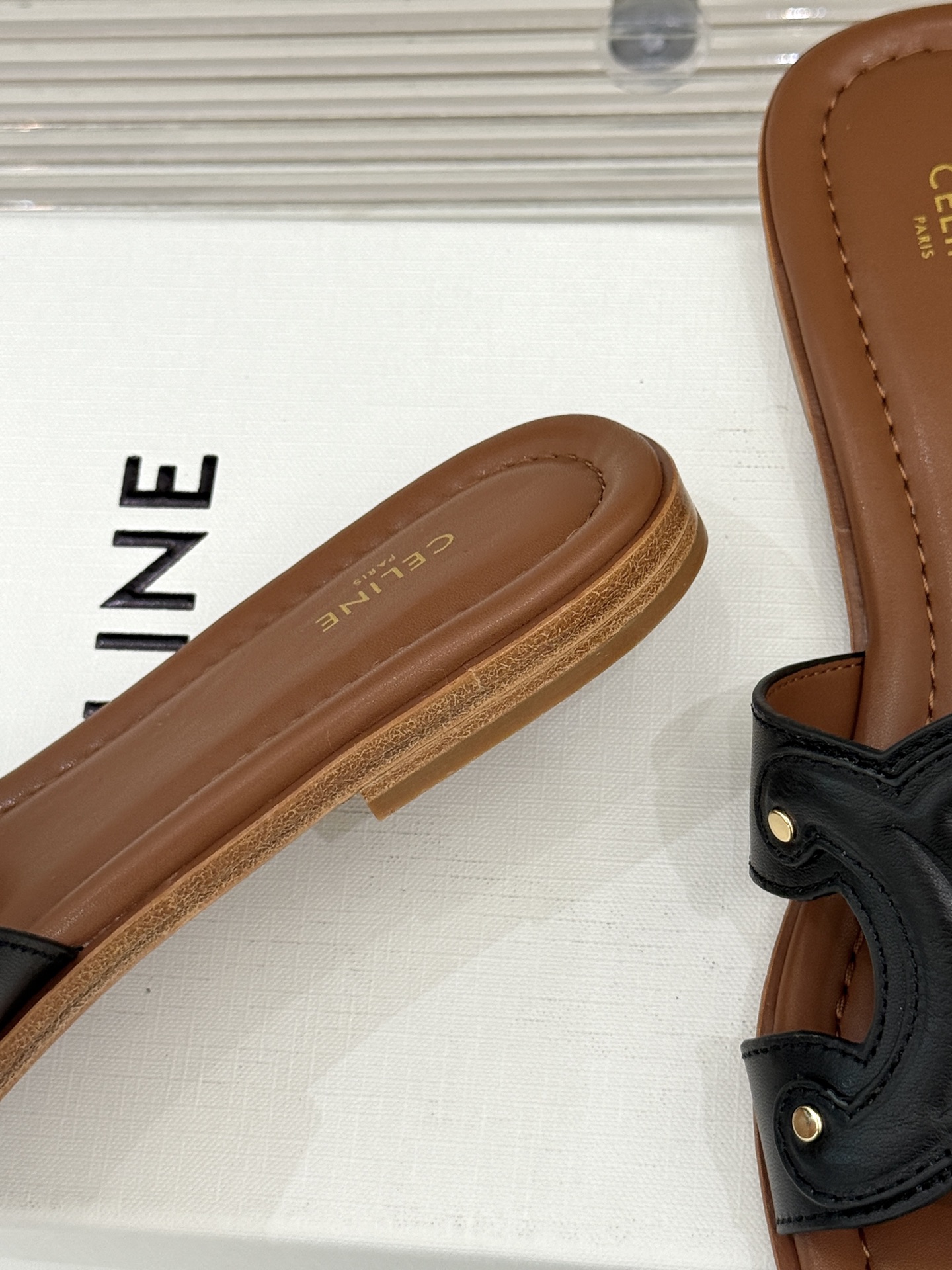 
Celine/赛琳经典凯旋门平底拖鞋
好穿又出片的度假风凉拖🏖️
满满的法式浪漫风情
话说H拖遍地都是