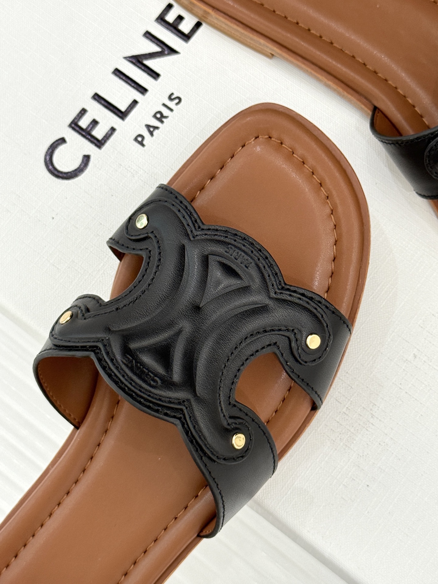 
Celine/赛琳经典凯旋门平底拖鞋
好穿又出片的度假风凉拖🏖️
满满的法式浪漫风情
话说H拖遍地都是