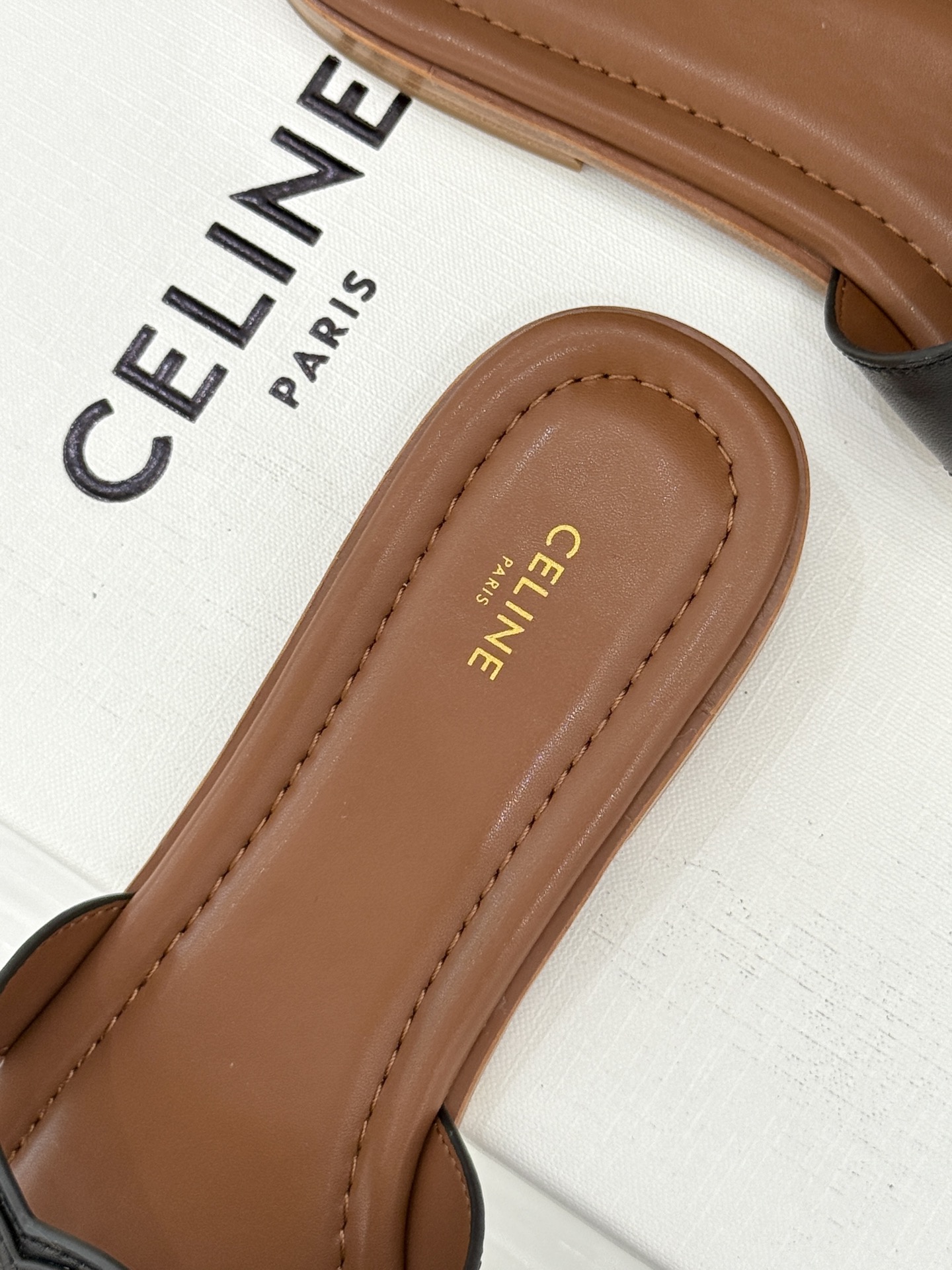 
Celine/赛琳经典凯旋门平底拖鞋
好穿又出片的度假风凉拖🏖️
满满的法式浪漫风情
话说H拖遍地都是