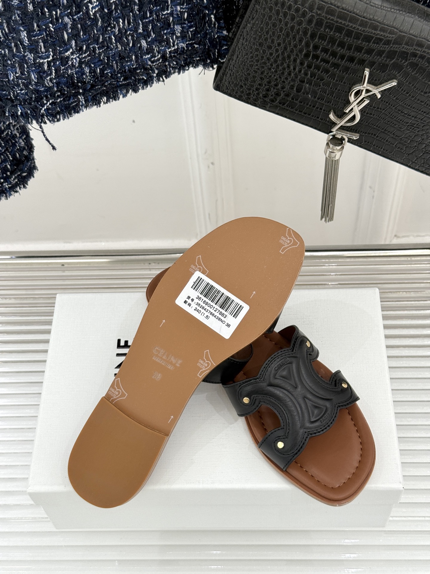
Celine/赛琳经典凯旋门平底拖鞋
好穿又出片的度假风凉拖🏖️
满满的法式浪漫风情
话说H拖遍地都是