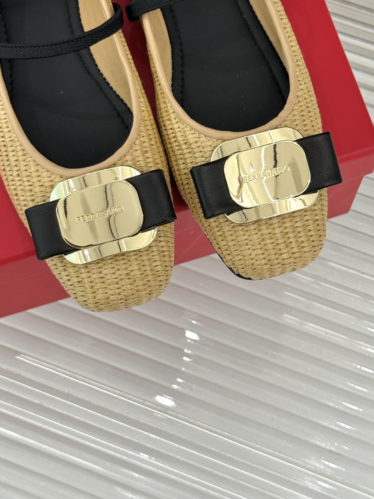 
Ferragamo/菲拉格慕经典方头
蝴蝶结扣玛丽珍鞋芭蕾舞鞋
芭蕾舞鞋柔软天花板呀~
气质优雅 烂漫