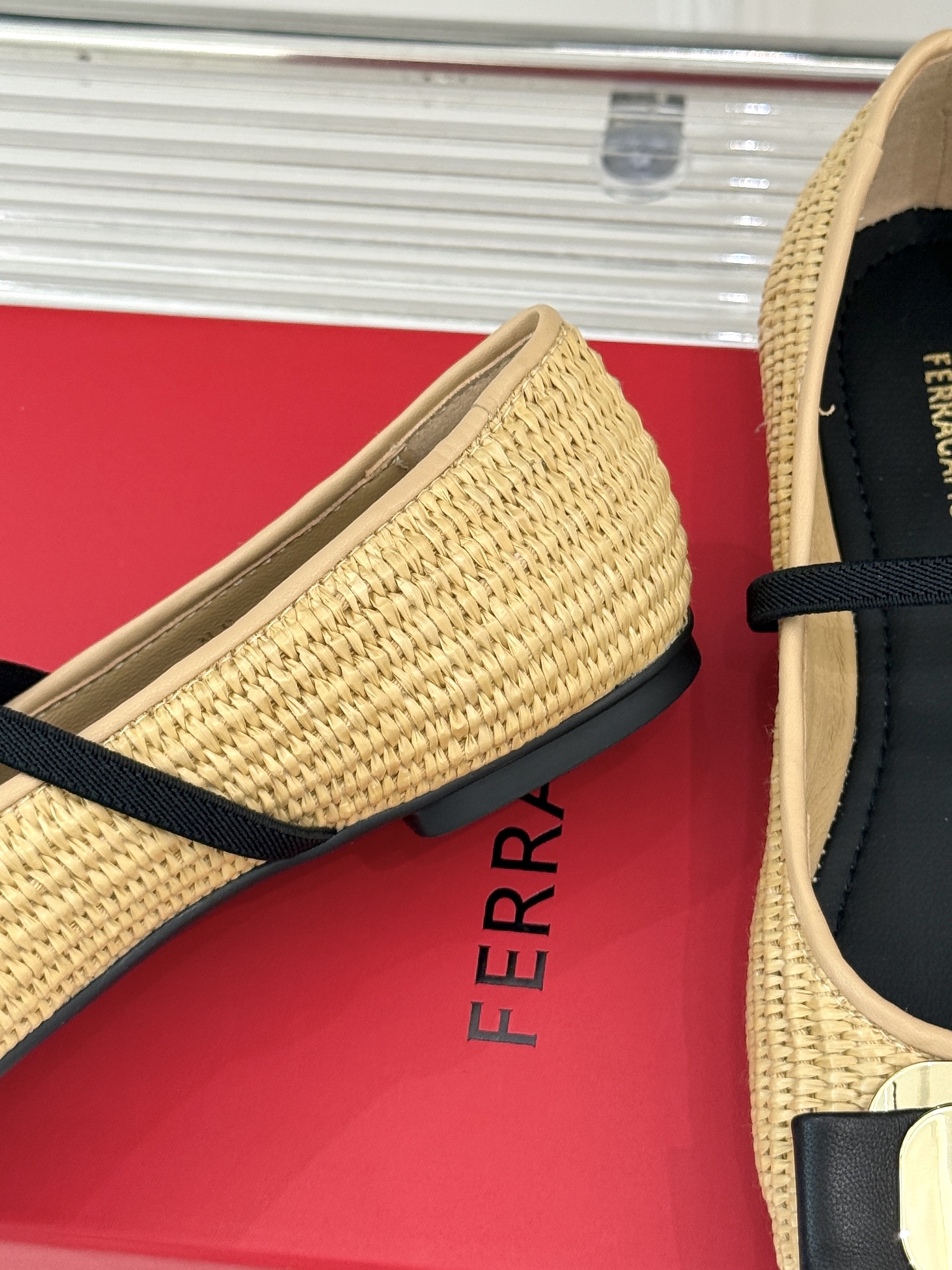 
Ferragamo/菲拉格慕经典方头
蝴蝶结扣玛丽珍鞋芭蕾舞鞋
芭蕾舞鞋柔软天花板呀~
气质优雅 烂漫