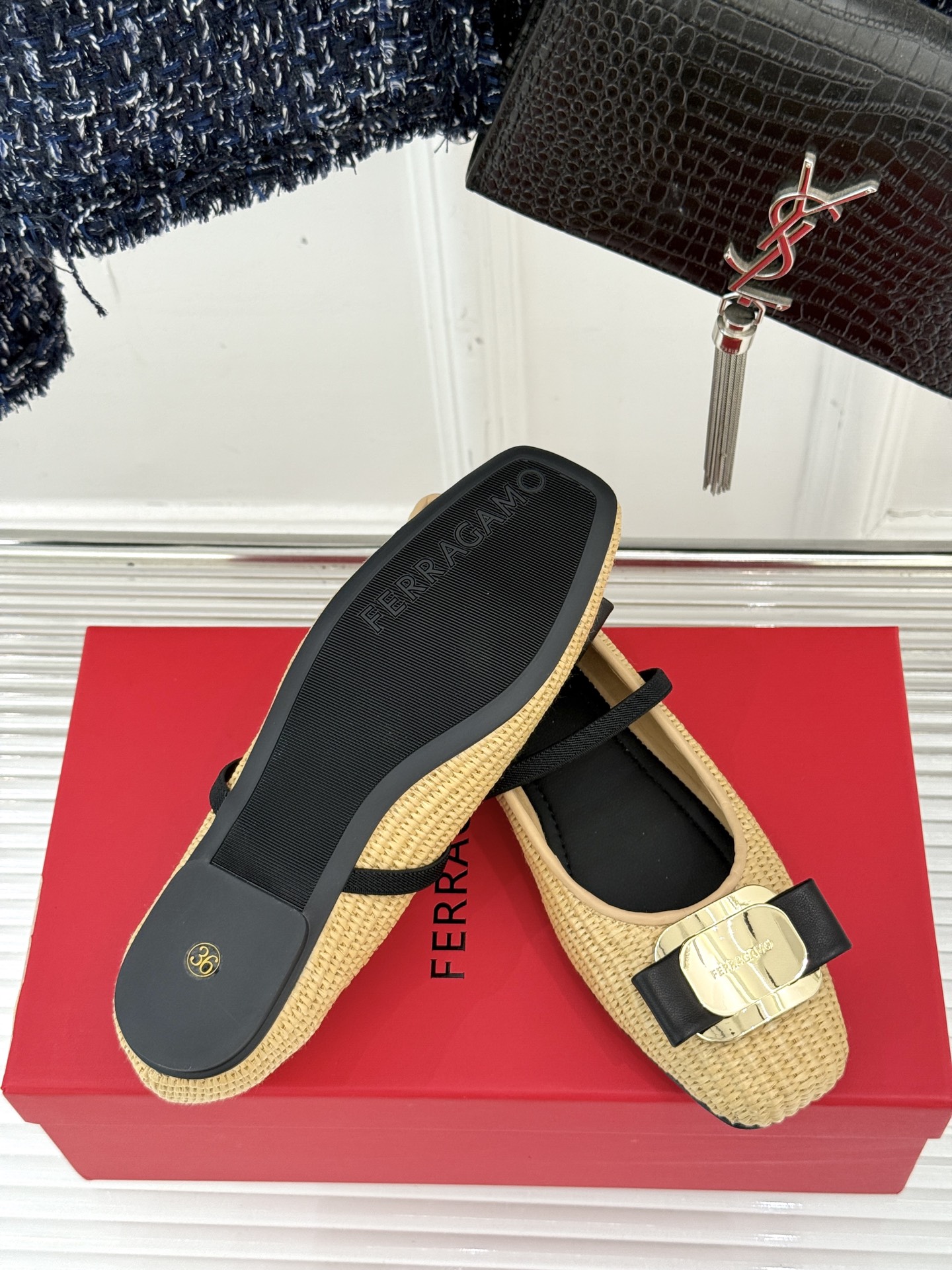 
Ferragamo/菲拉格慕经典方头
蝴蝶结扣玛丽珍鞋芭蕾舞鞋
芭蕾舞鞋柔软天花板呀~
气质优雅 烂漫