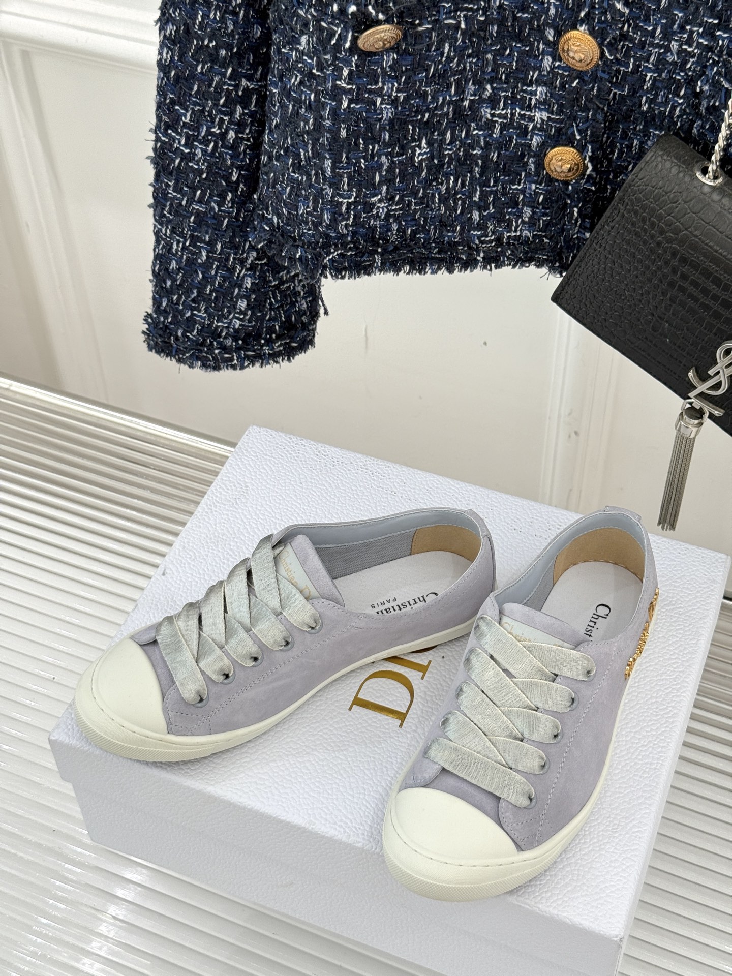 
Dior/迪奥25ss新品芭蕾风休闲鞋
当芭蕾艺术与日常休闲碰撞会擦出火花？
D家给出了答案——这双真