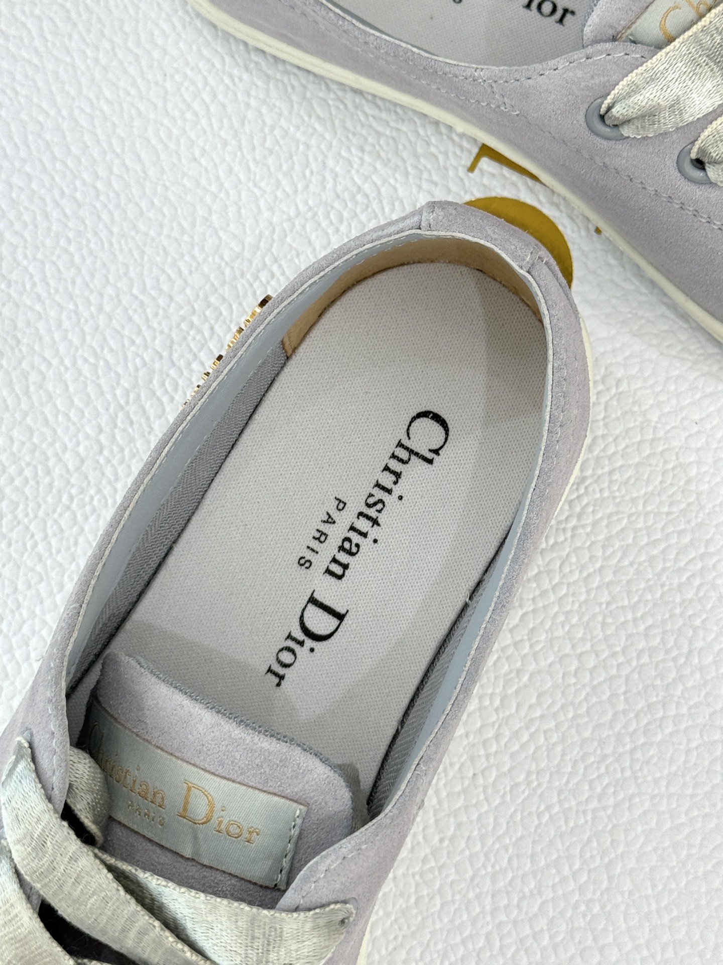 
Dior/迪奥25ss新品芭蕾风休闲鞋
当芭蕾艺术与日常休闲碰撞会擦出火花？
D家给出了答案——这双真