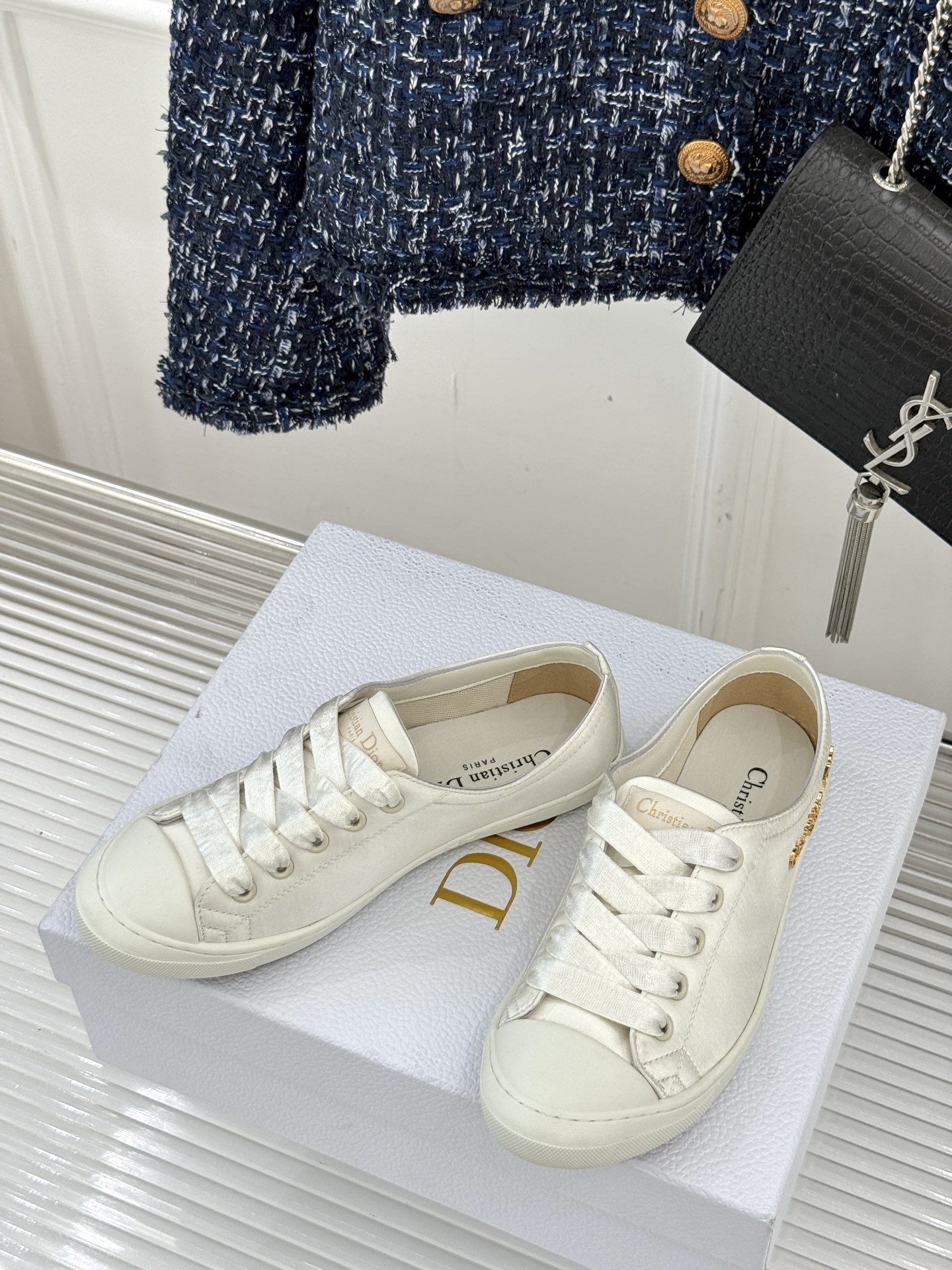 
Dior/迪奥25ss新品芭蕾风休闲鞋
当芭蕾艺术与日常休闲碰撞会擦出火花？
D家给出了答案——这双真