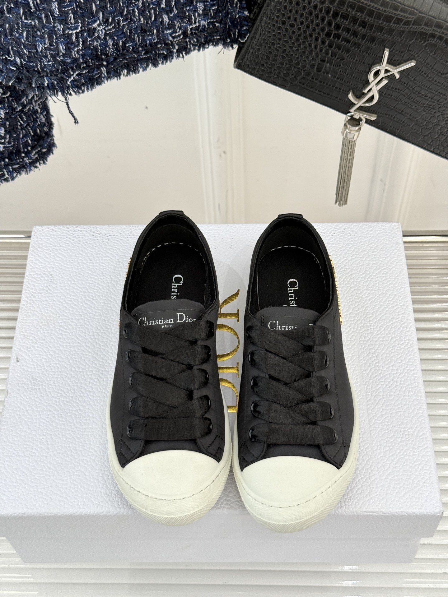 
Dior/迪奥25ss新品芭蕾风休闲鞋
当芭蕾艺术与日常休闲碰撞会擦出火花？
D家给出了答案——这双真