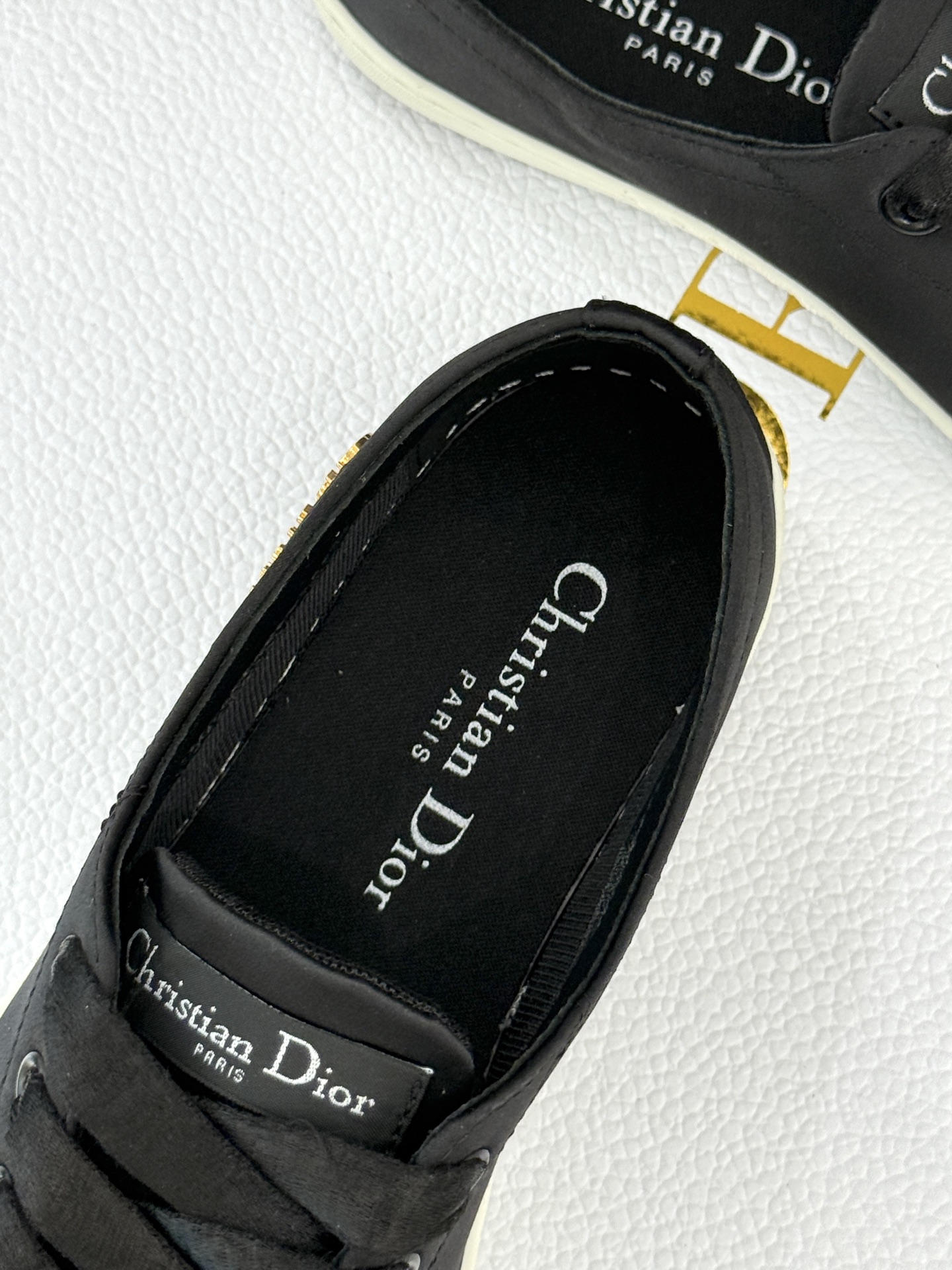 
Dior/迪奥25ss新品芭蕾风休闲鞋
当芭蕾艺术与日常休闲碰撞会擦出火花？
D家给出了答案——这双真