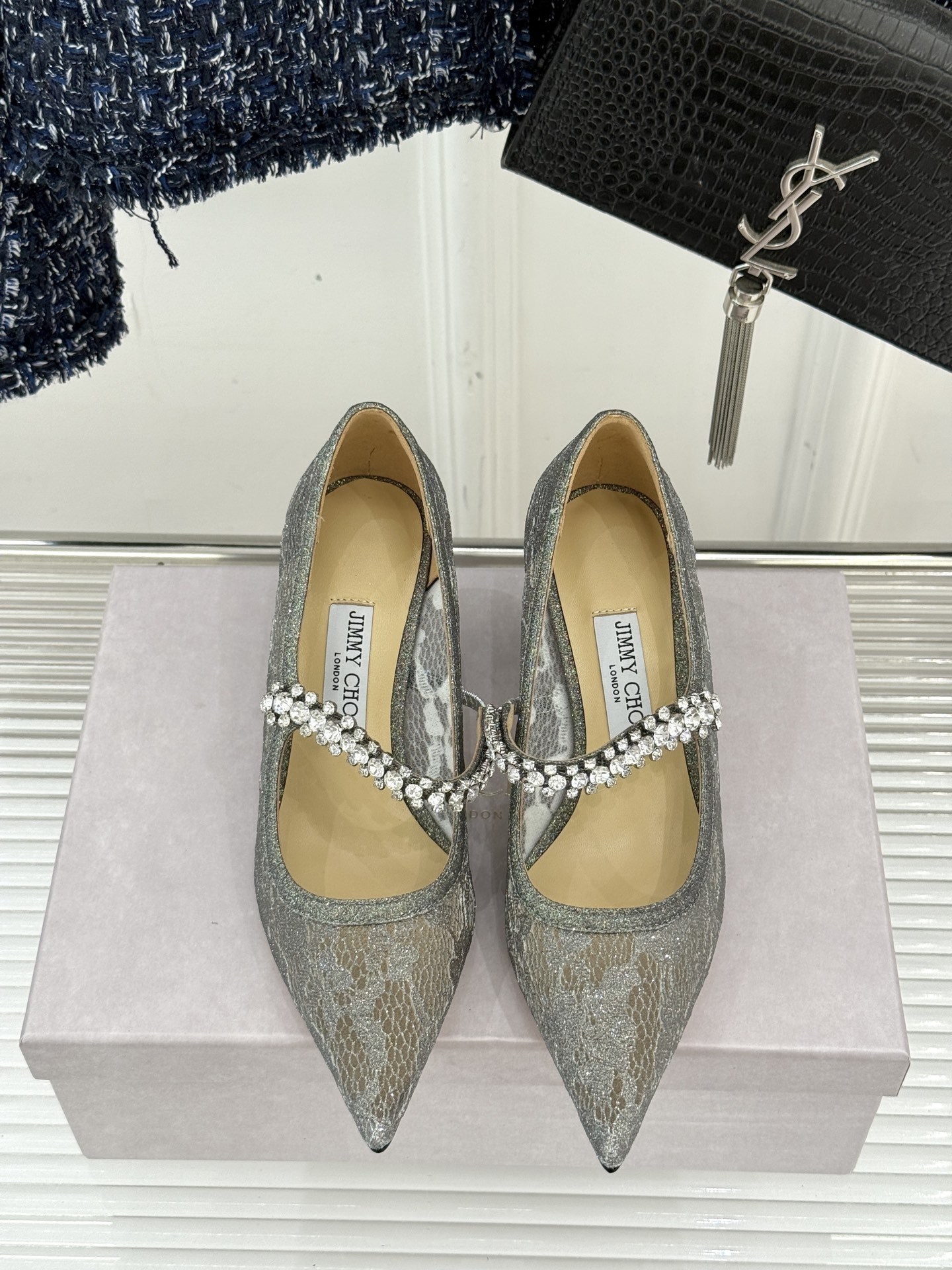 Jimmy Choo|吉米周经典春夏爆款蕾丝
水钻链条高跟鞋
-超级仙的一款啊!美得让人窒息!
蕾丝给