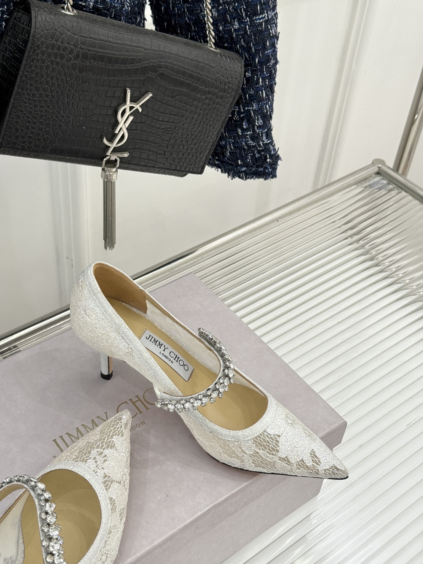 Jimmy Choo|吉米周经典春夏爆款蕾丝
水钻链条高跟鞋
-超级仙的一款啊!美得让人窒息!
蕾丝给
