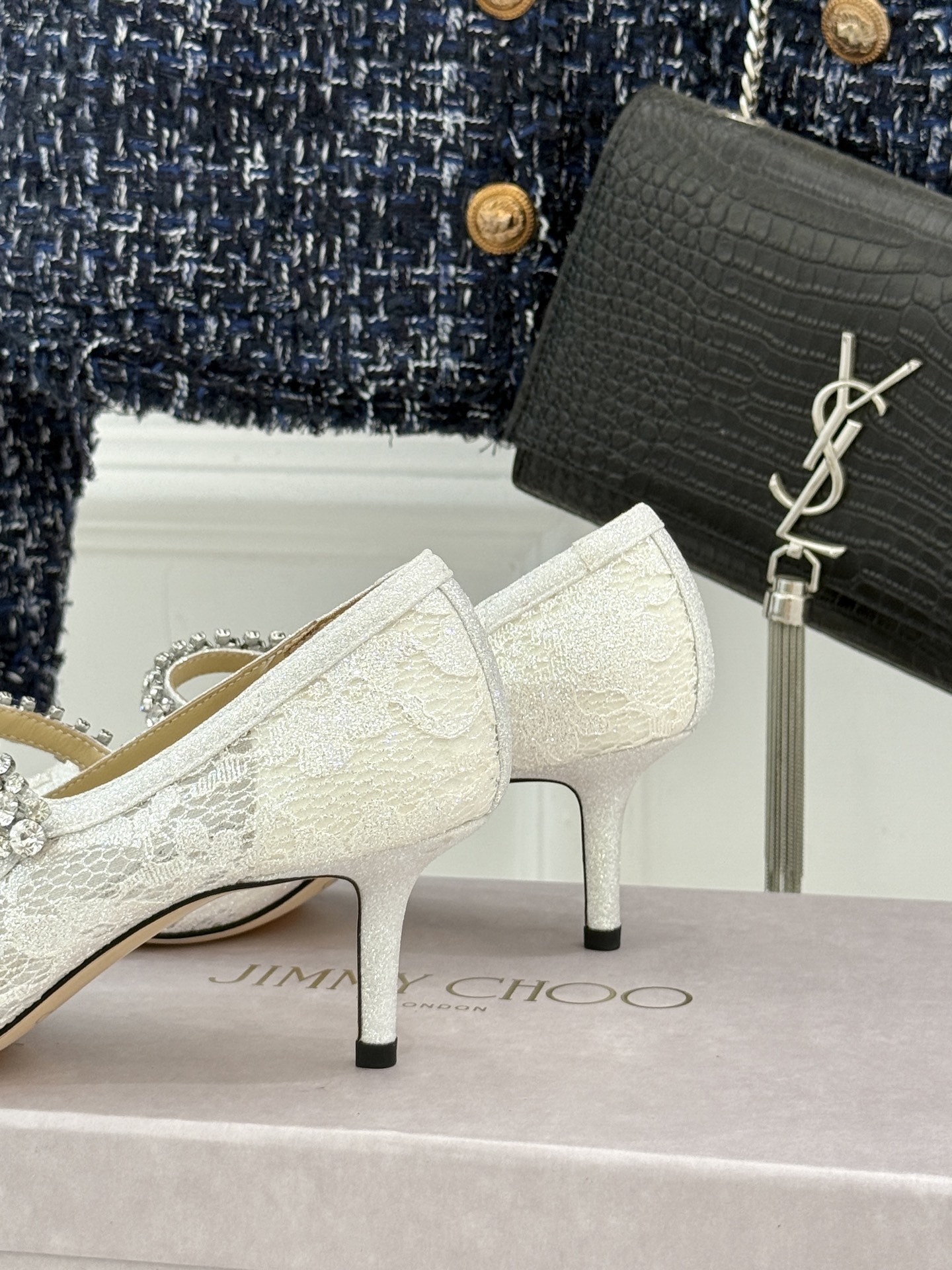 Jimmy Choo|吉米周经典春夏爆款蕾丝
水钻链条高跟鞋
-超级仙的一款啊!美得让人窒息!
蕾丝给