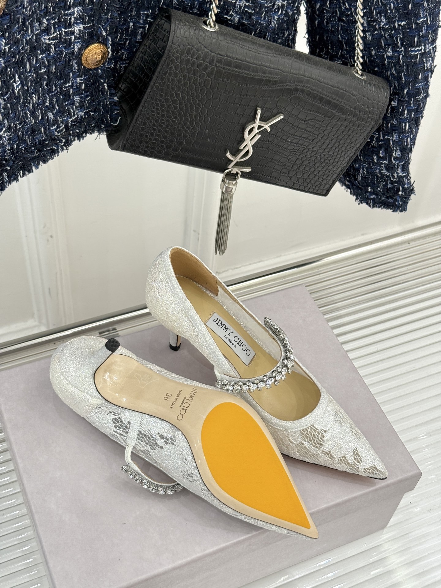Jimmy Choo|吉米周经典春夏爆款蕾丝
水钻链条高跟鞋
-超级仙的一款啊!美得让人窒息!
蕾丝给