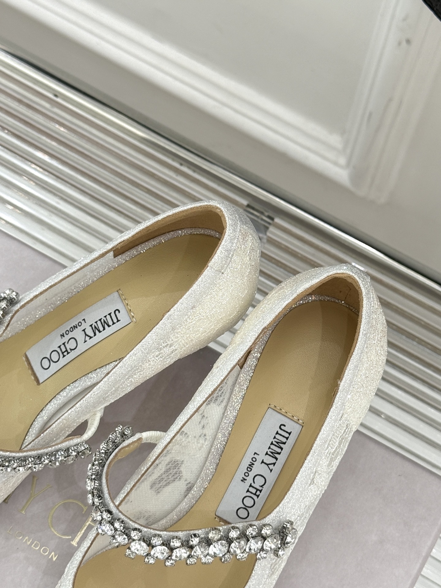 Jimmy Choo|吉米周经典春夏爆款蕾丝
水钻链条高跟鞋
-超级仙的一款啊!美得让人窒息!
蕾丝给