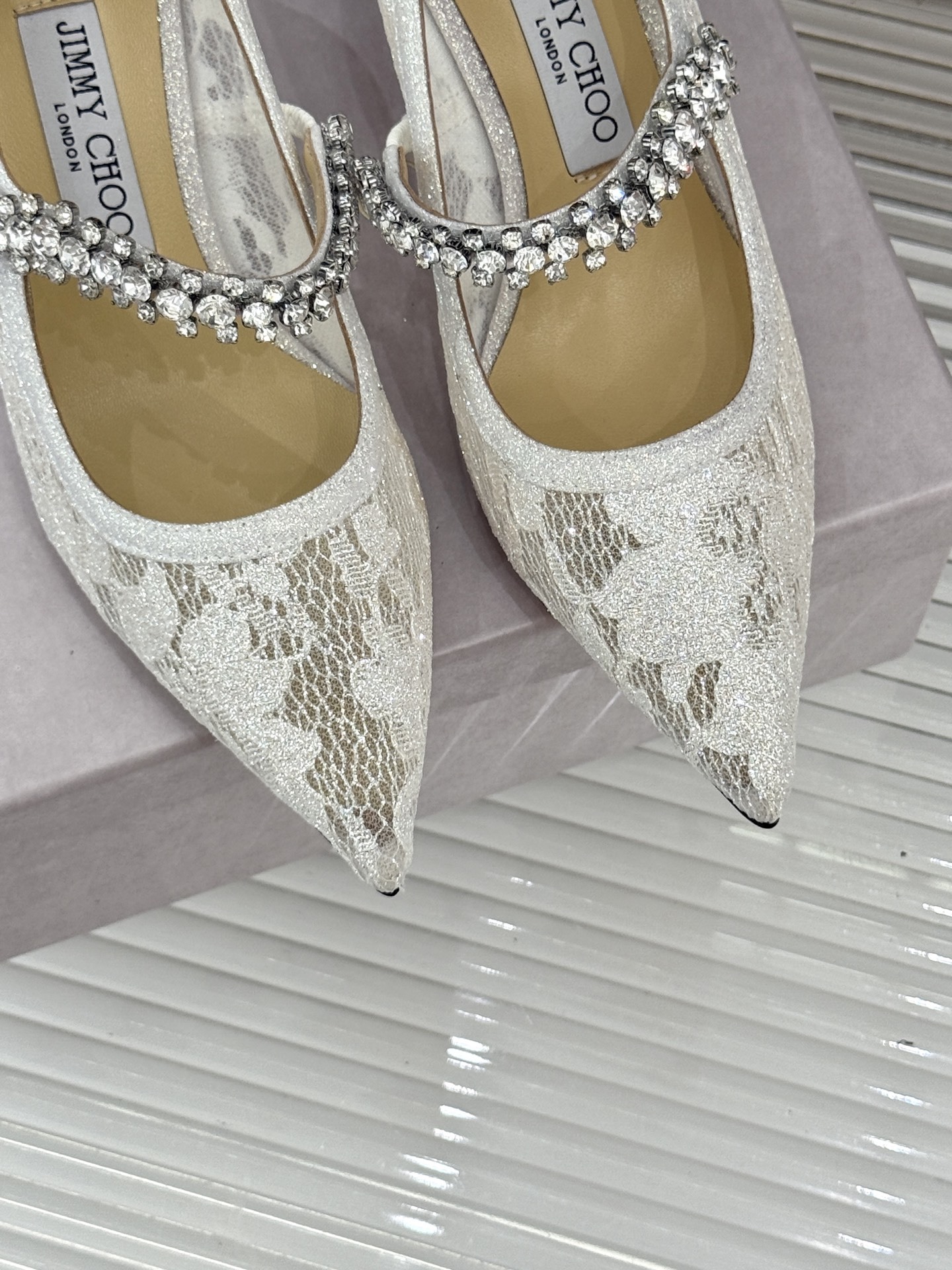 Jimmy Choo|吉米周经典春夏爆款蕾丝
水钻链条高跟鞋
-超级仙的一款啊!美得让人窒息!
蕾丝给
