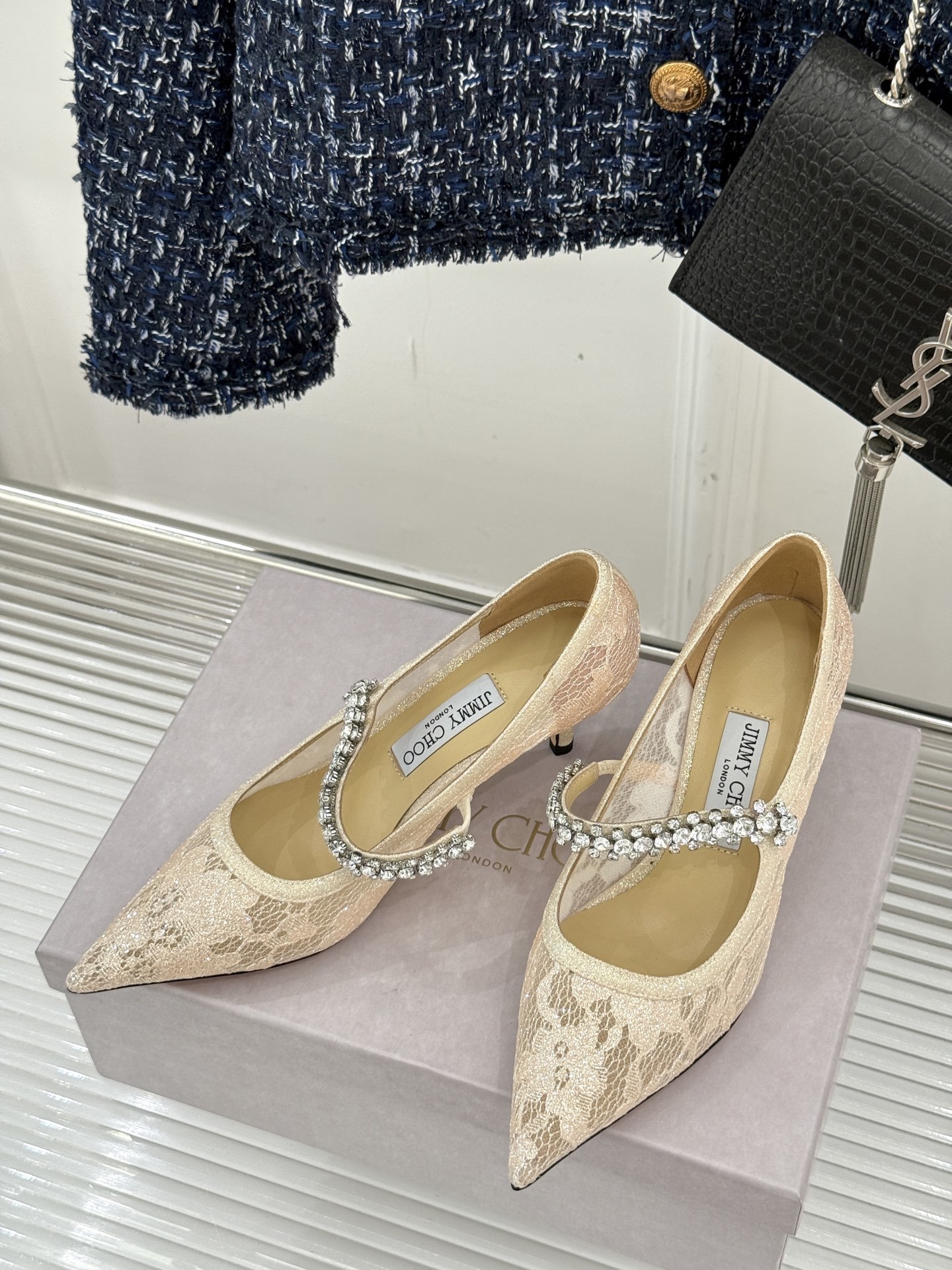 Jimmy Choo|吉米周经典春夏爆款蕾丝
水钻链条高跟鞋
-超级仙的一款啊!美得让人窒息!
蕾丝给