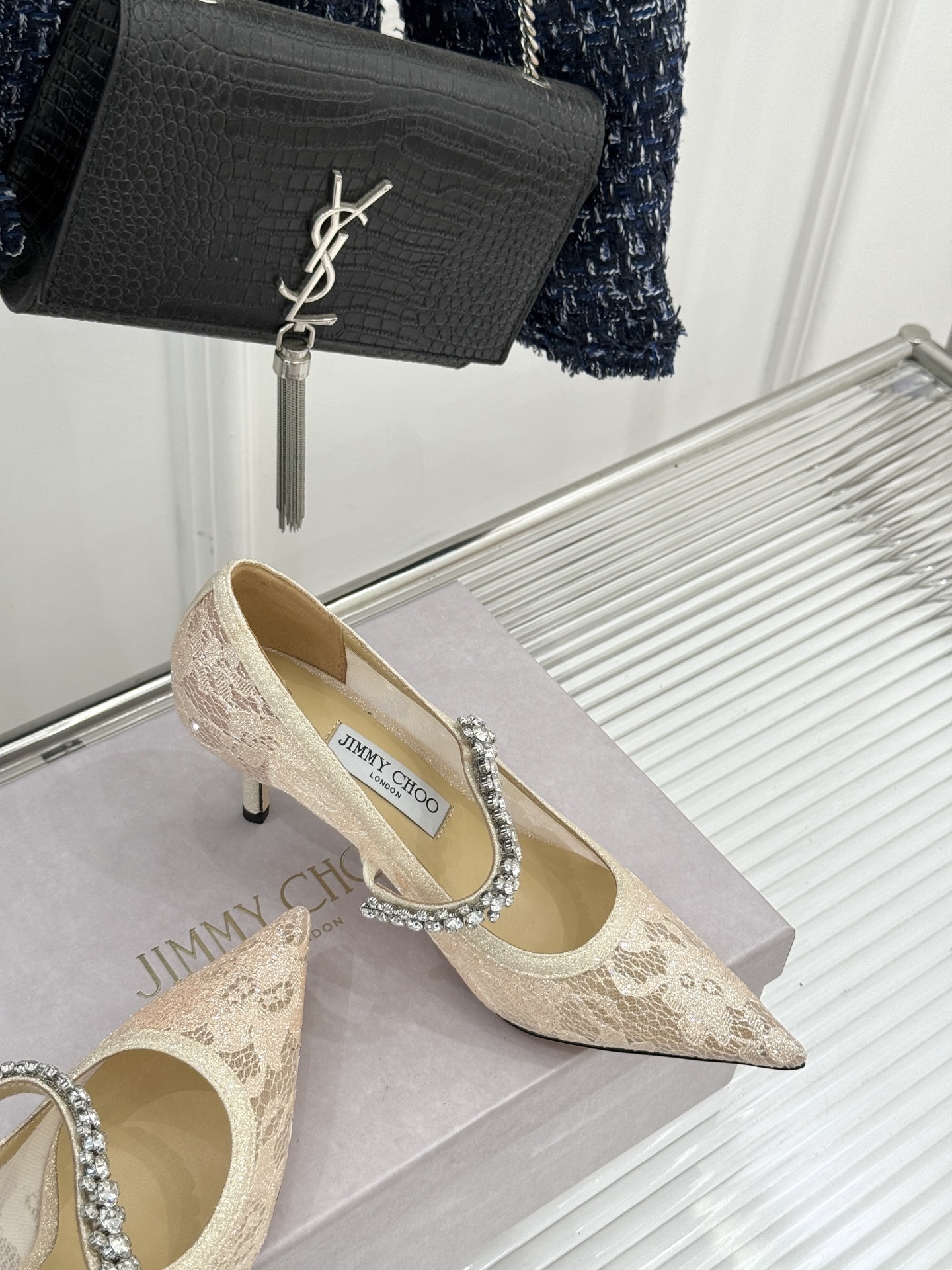 Jimmy Choo|吉米周经典春夏爆款蕾丝
水钻链条高跟鞋
-超级仙的一款啊!美得让人窒息!
蕾丝给