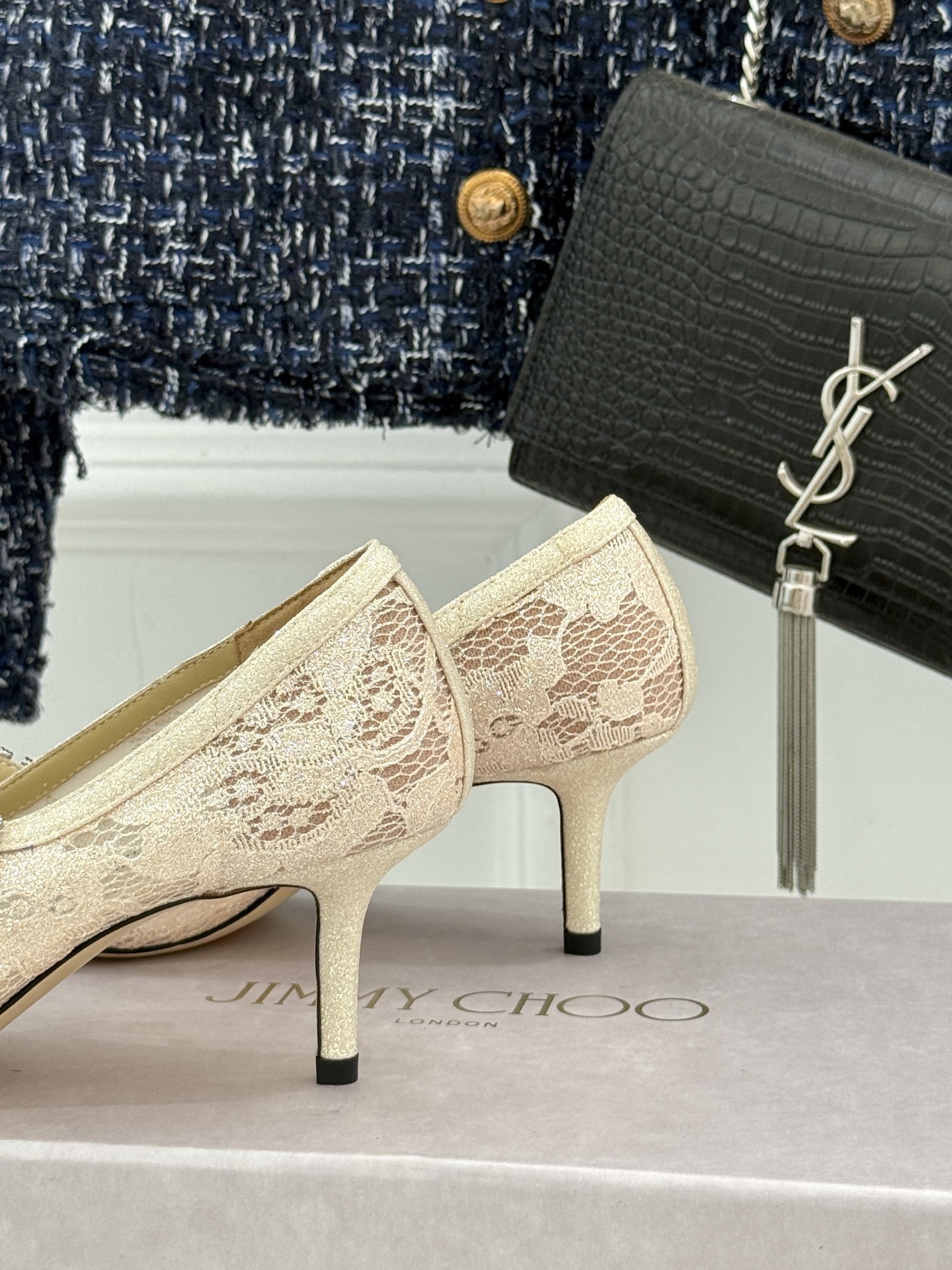 Jimmy Choo|吉米周经典春夏爆款蕾丝
水钻链条高跟鞋
-超级仙的一款啊!美得让人窒息!
蕾丝给