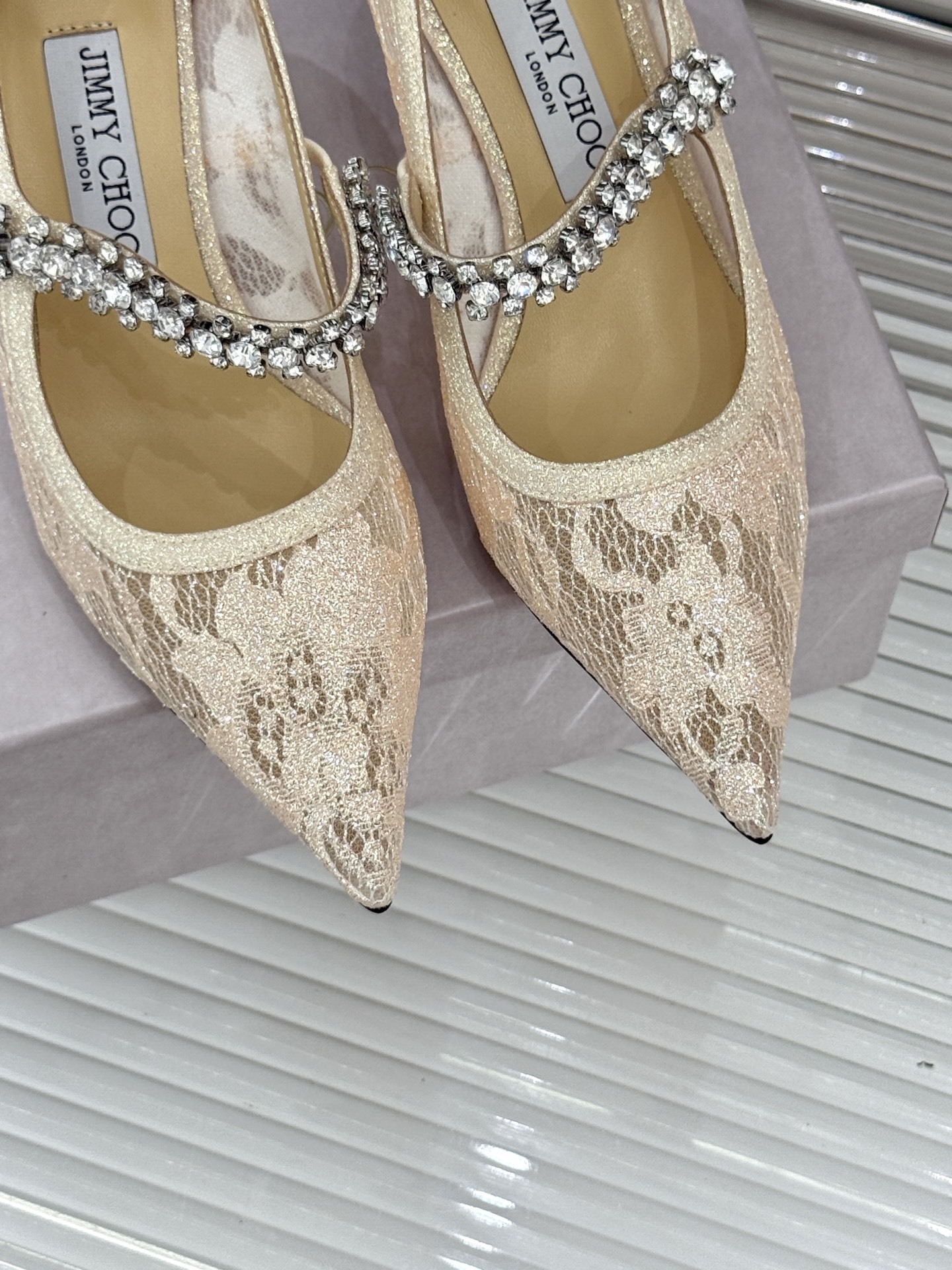 Jimmy Choo|吉米周经典春夏爆款蕾丝
水钻链条高跟鞋
-超级仙的一款啊!美得让人窒息!
蕾丝给